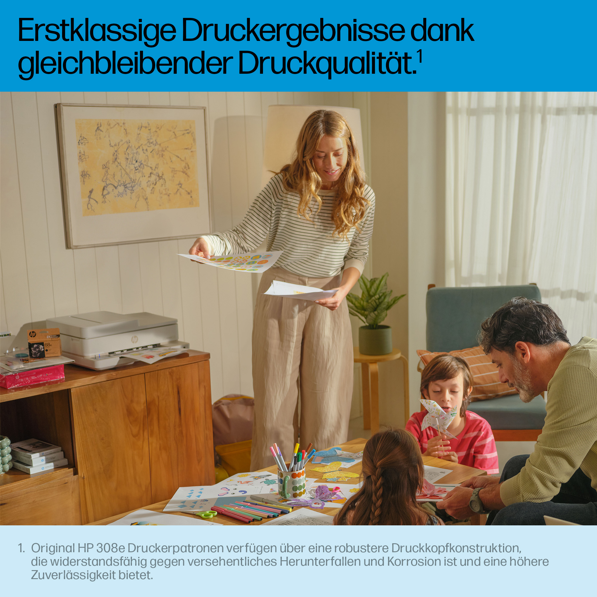 Eine Familie versammelt sich, eine Frau hält Papiere, ein Drucker auf einem Tisch und Kinder basteln, Kunst schaffen.
