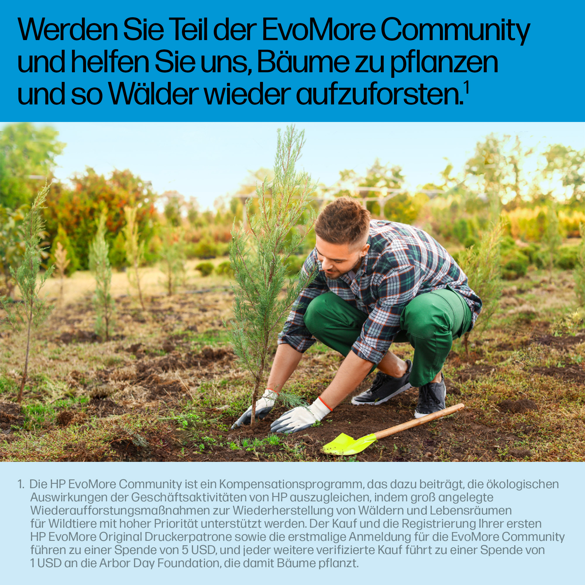 Ein Mann pflanzt einen kleinen Baum. Er trägt ein kariertes Hemd und grüne Hose. Gelbe Schaufel daneben.