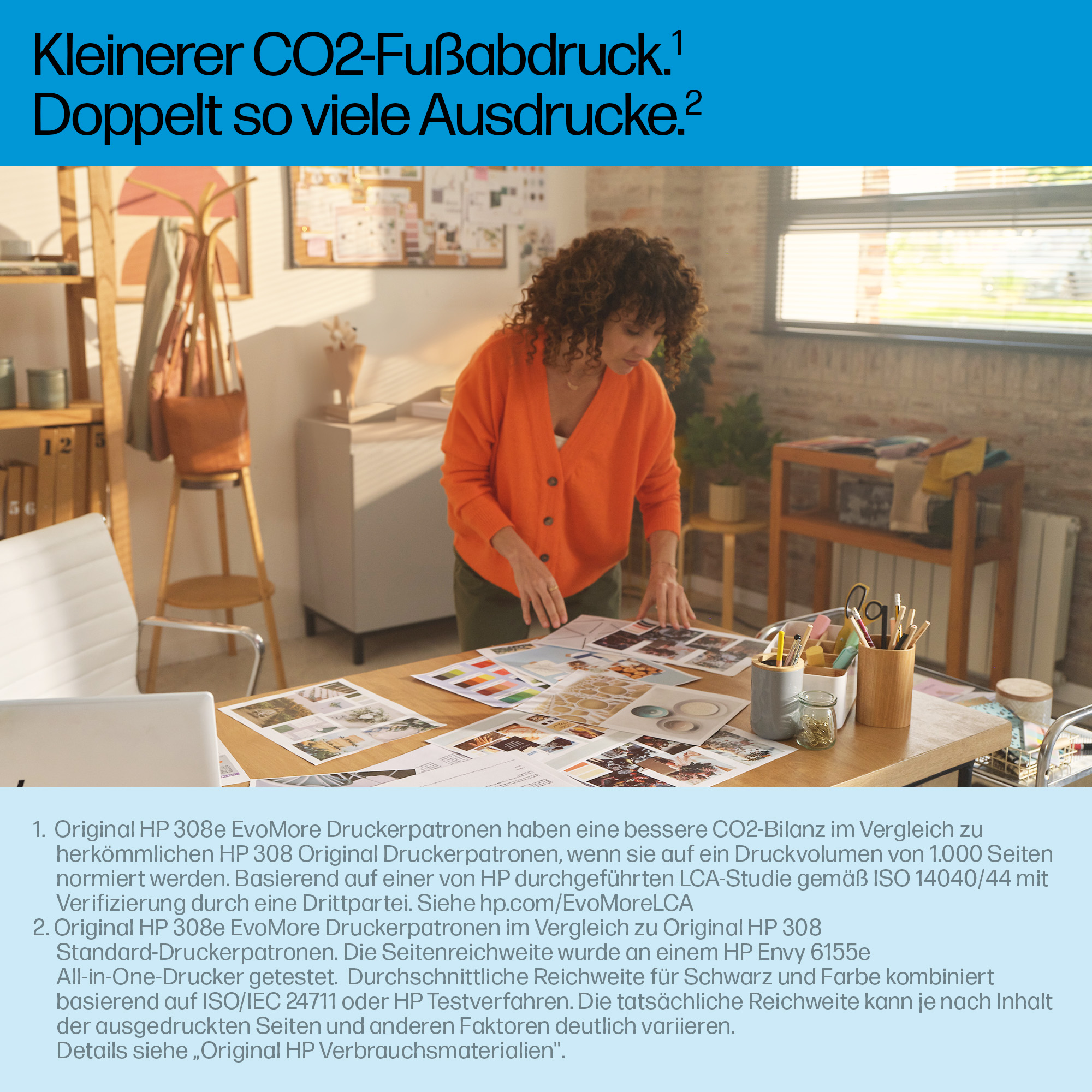 Frau in orangefarbener Strickjacke an einem Tisch mit Drucksachen, Stiften und Gläsern. Hintergrund: Regale, Fenster, Text.
