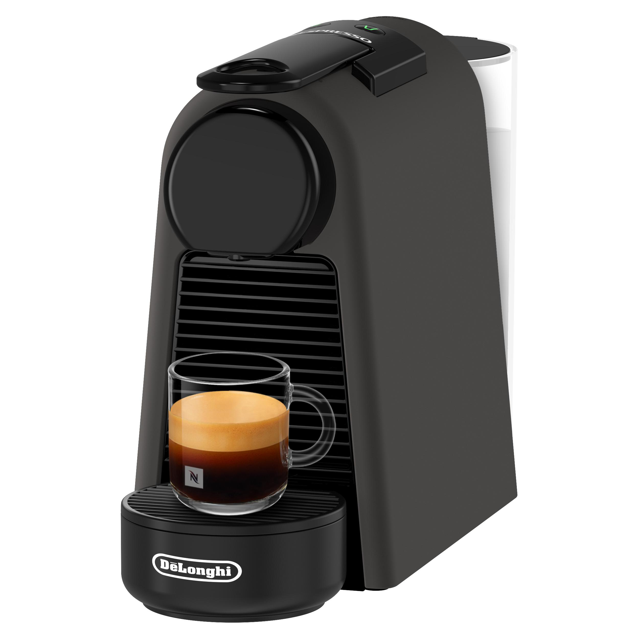 Eine schwarze De'Longhi Espressomaschine mit einer Glastasse Kaffee. Die Tasse steht auf einem schwarzen Sockel.