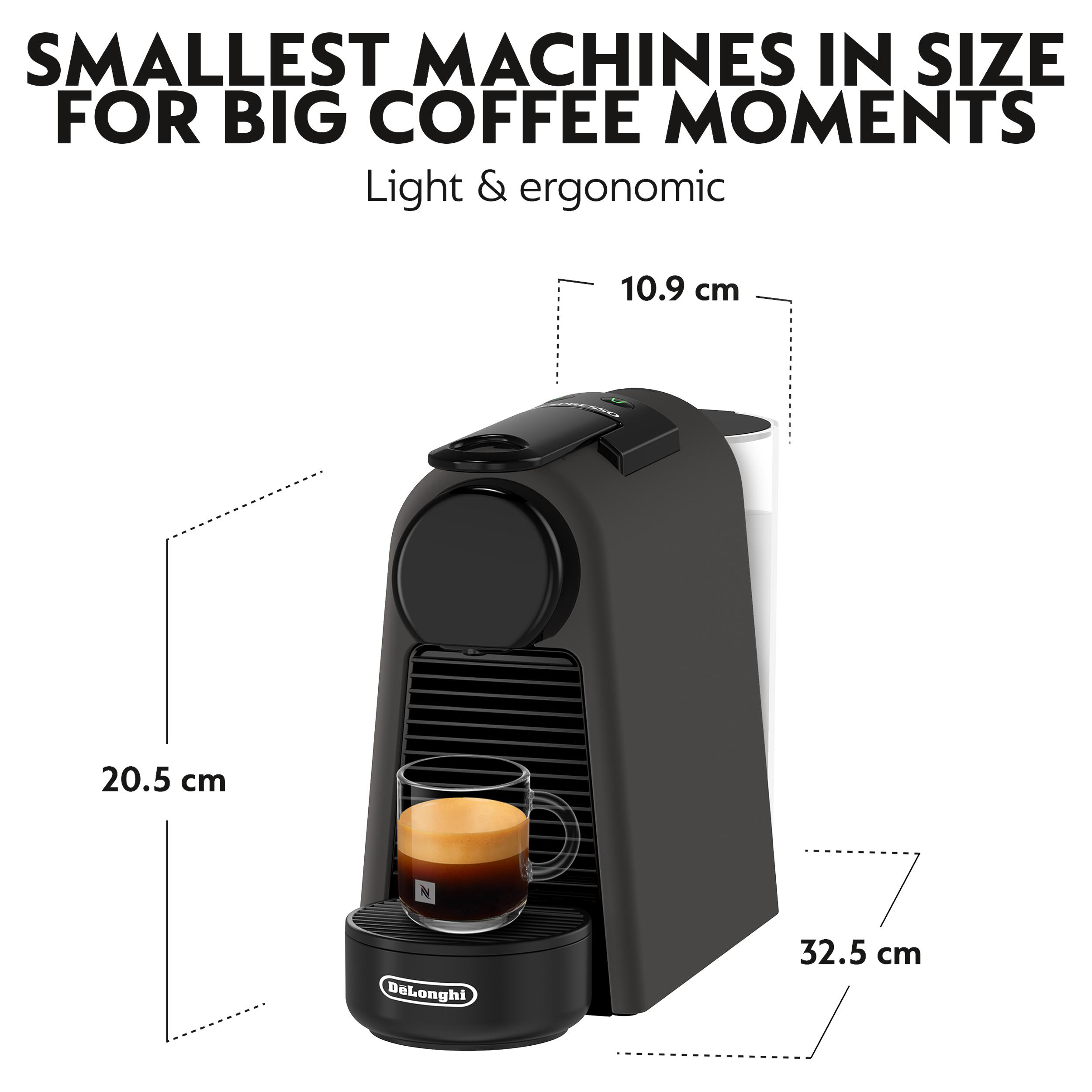 Eine schwarze De'Longhi Kaffeemaschine mit einem Glas Kaffee. Abmessungen sind beschriftet.