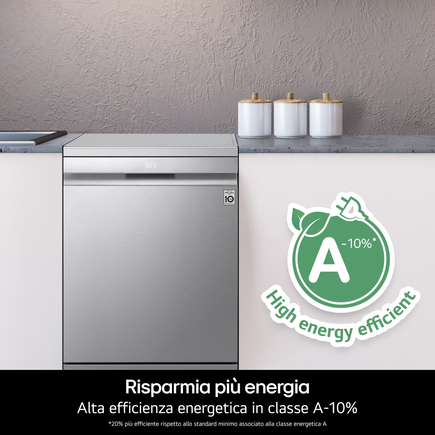 Una lavastoviglie argentata con display digitale. L'etichetta di efficienza energetica mostra una valutazione A con un miglioramento del 10%. Testo: 'Risparmia più energia'.