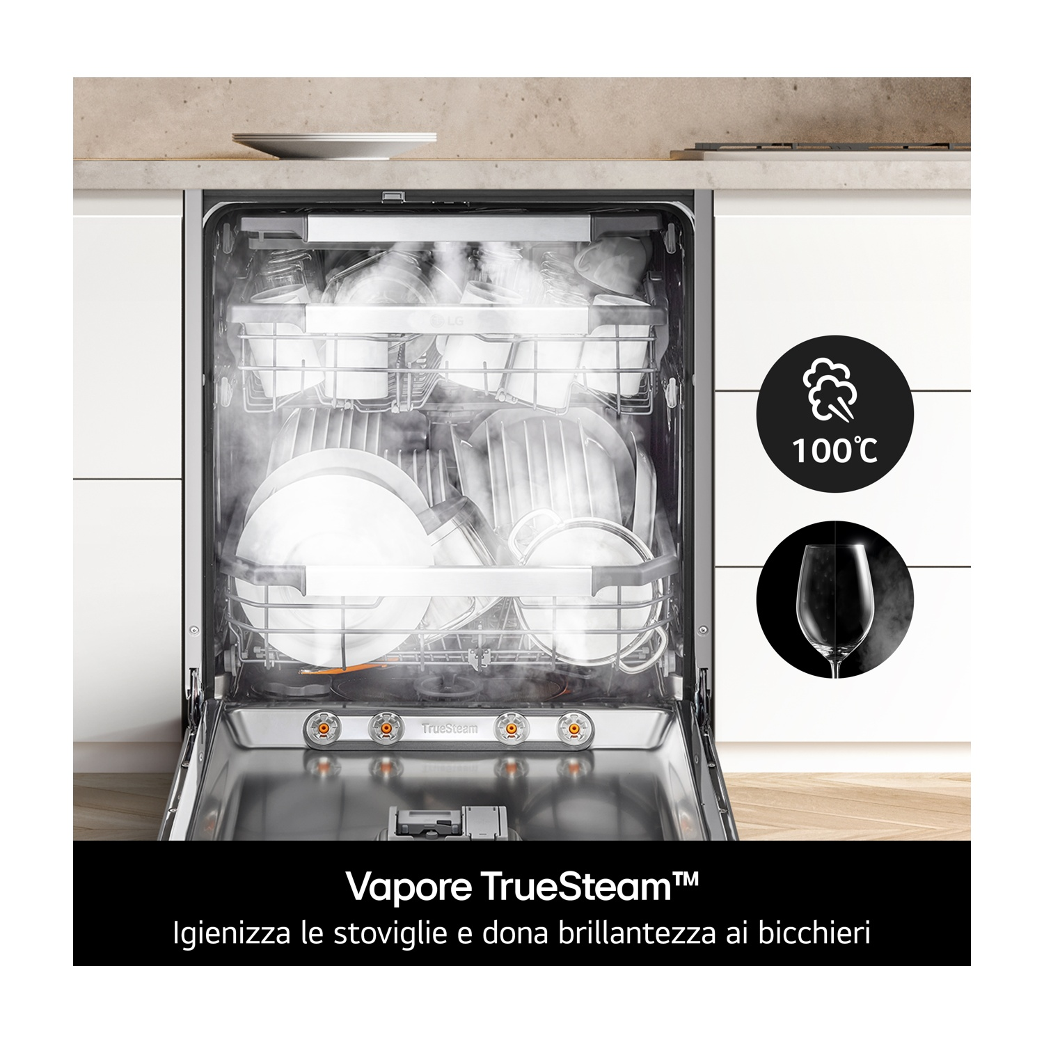 Lavastoviglie aperta con piatti e vapore. Icone mostrano 100°C e un bicchiere di vino pulito. Testo: Vapore TrueSteam.