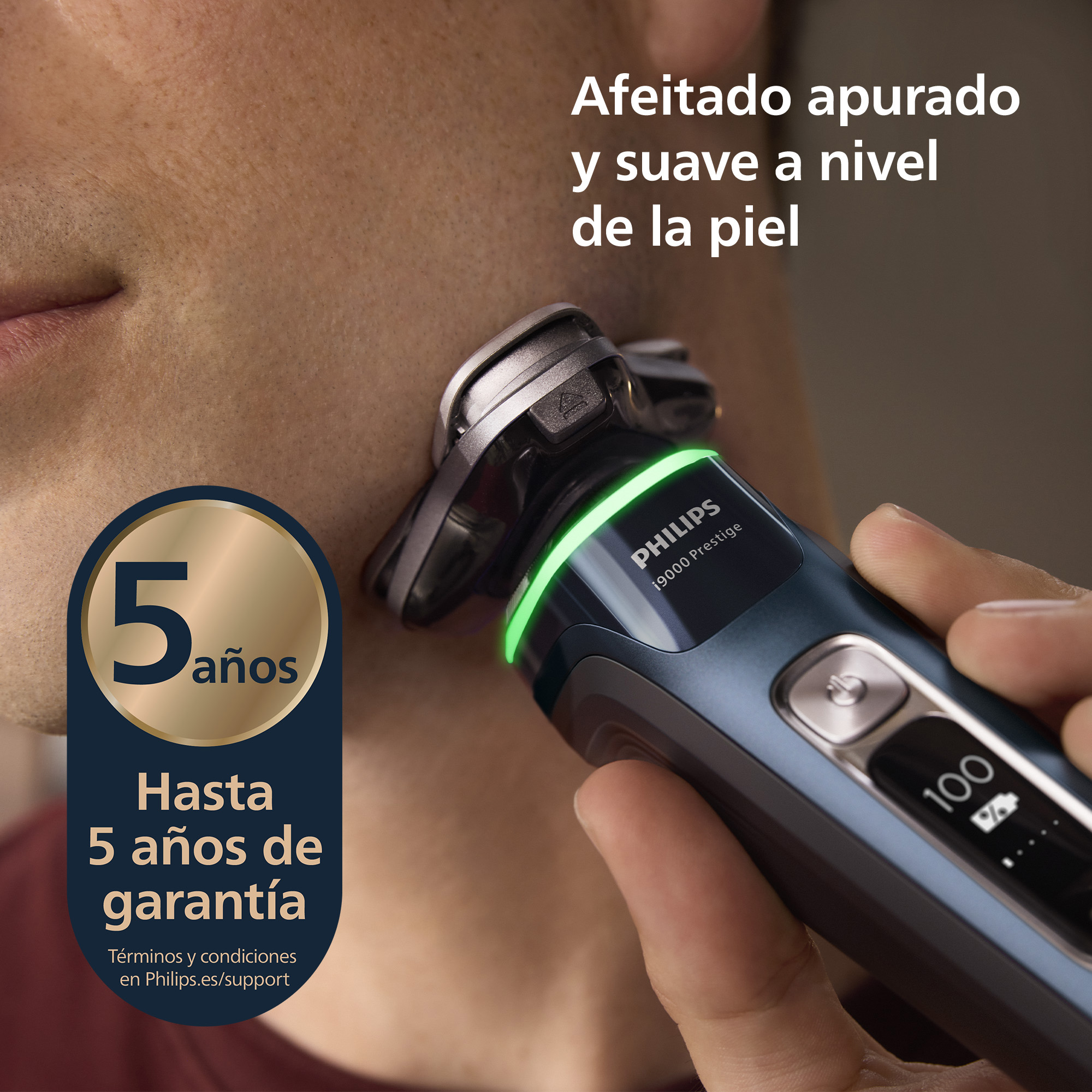 Una persona se afeita con una afeitadora Philips. El texto dice '5 años de garantía' y 'afeitado suave'.