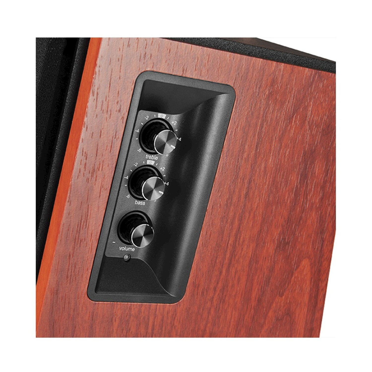 Primo piano di un altoparlante in legno con pannello di controllo nero. Sono visibili manopole per acuti, bassi e volume. Il legno ha una finitura marrone rossiccio.