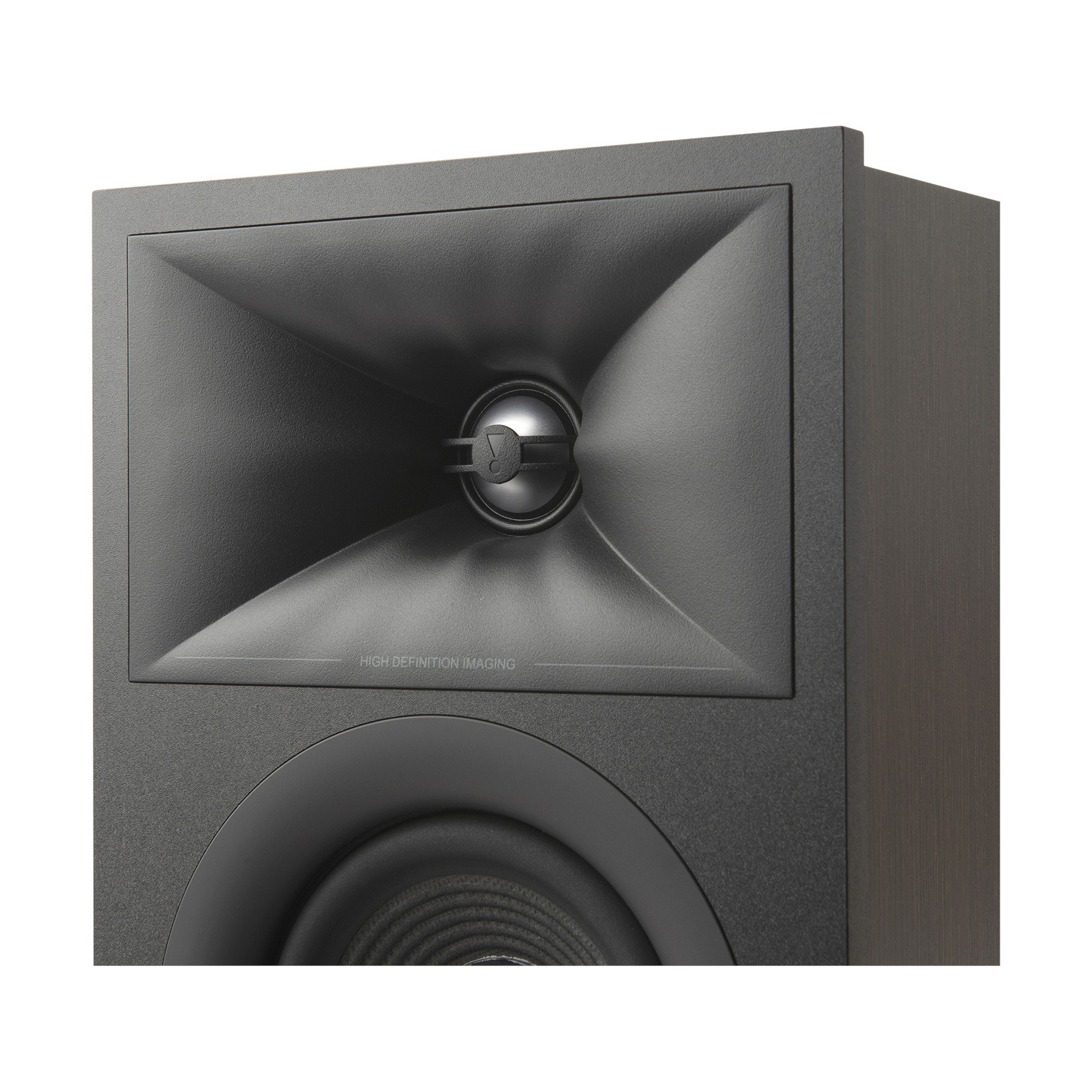Primo piano di un altoparlante nero con un tweeter a forma di tromba e un woofer circolare. La superficie dell'altoparlante è strutturata.
