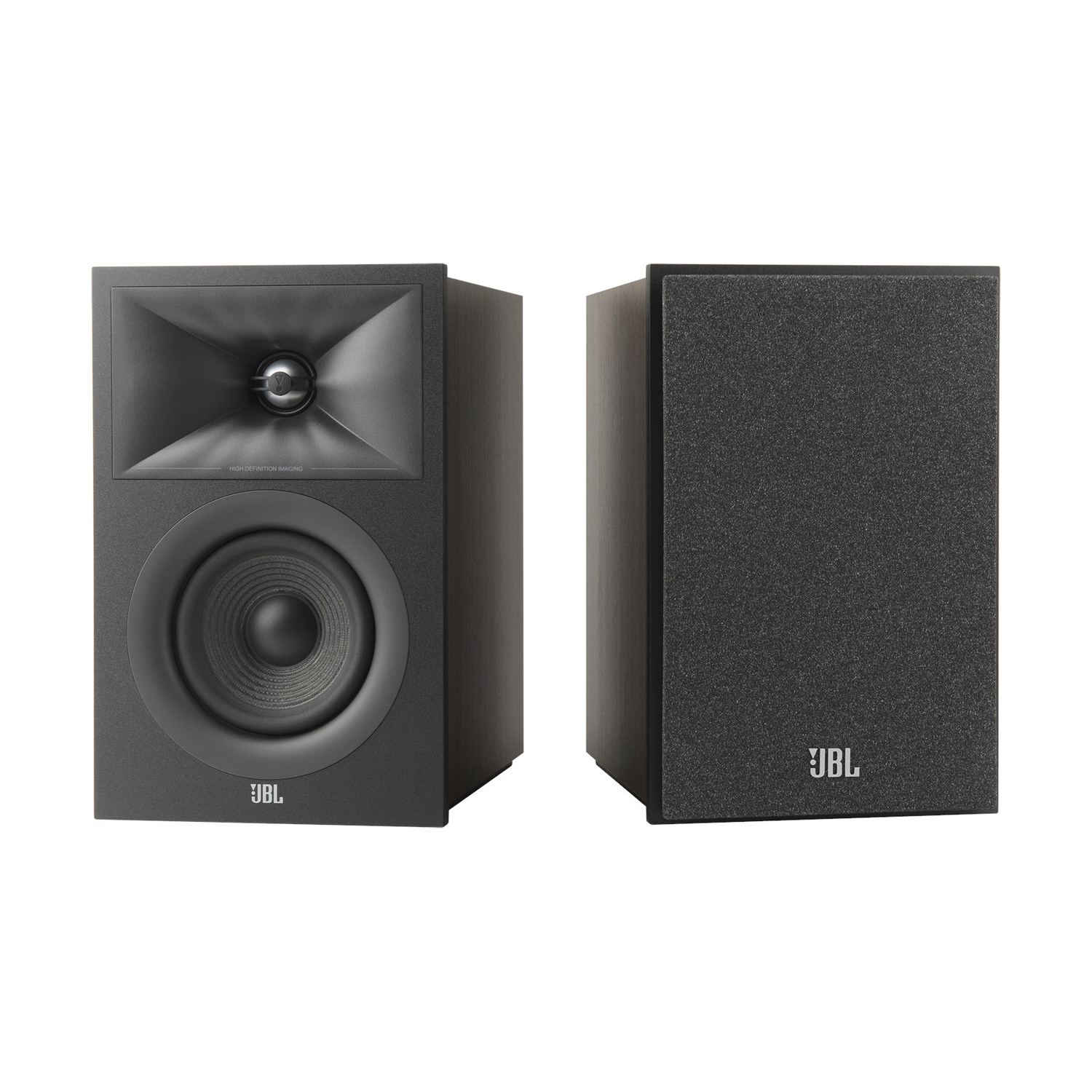 Due altoparlanti JBL neri su sfondo bianco. Uno ha un tweeter a tromba, l'altro un frontale in tessuto. Il logo JBL è visibile.