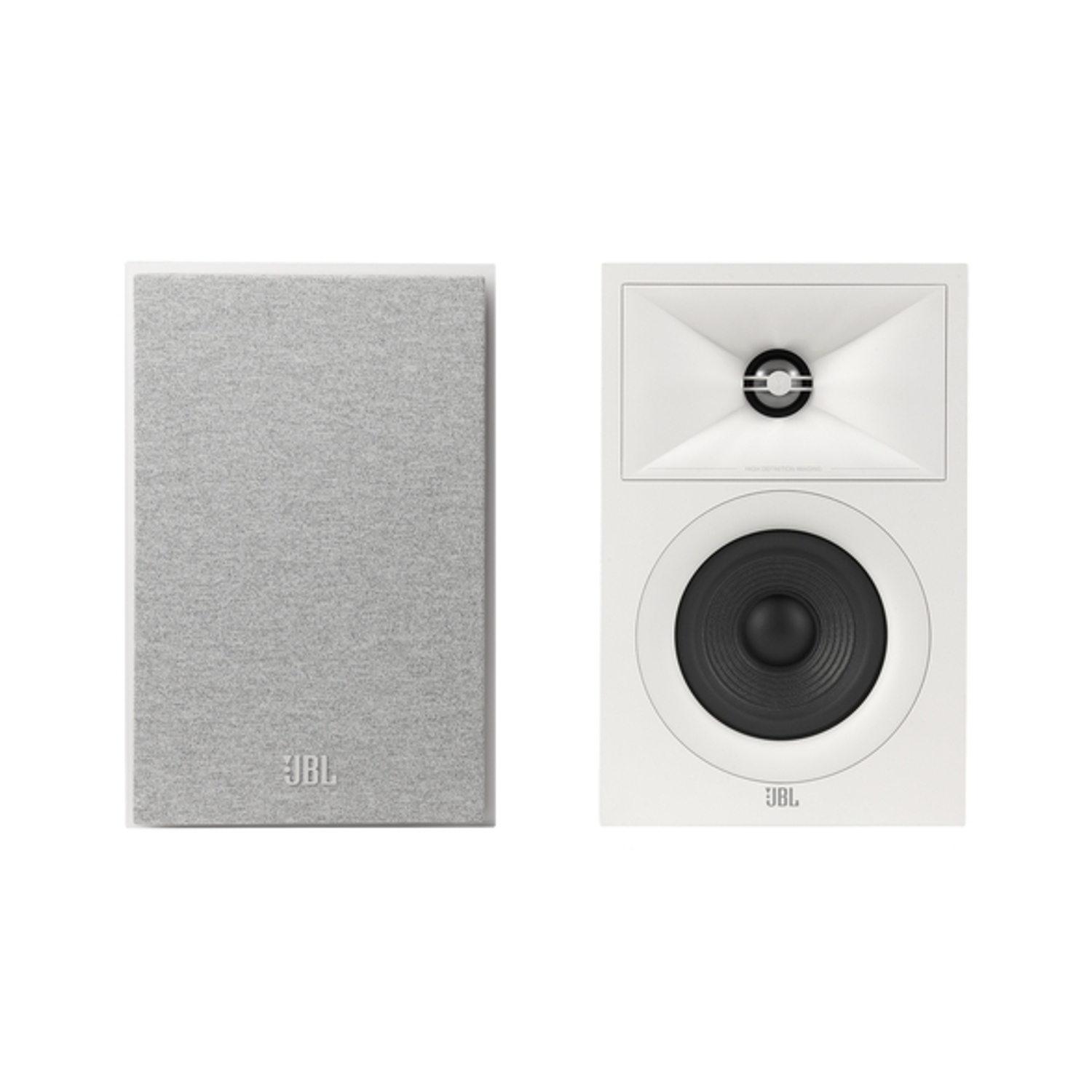 Due altoparlanti JBL, uno con tessuto grigio, l'altro bianco con un tweeter a tromba e un woofer. Il logo JBL è visibile su ciascuno.