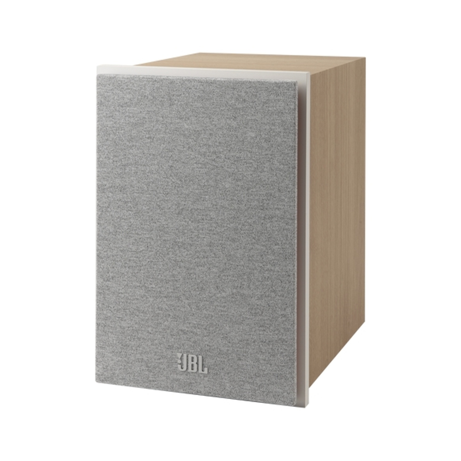 Un altoparlante con frontale in tessuto grigio e lati in legno. Il logo JBL è visibile. È rettangolare e isolato su sfondo bianco.
