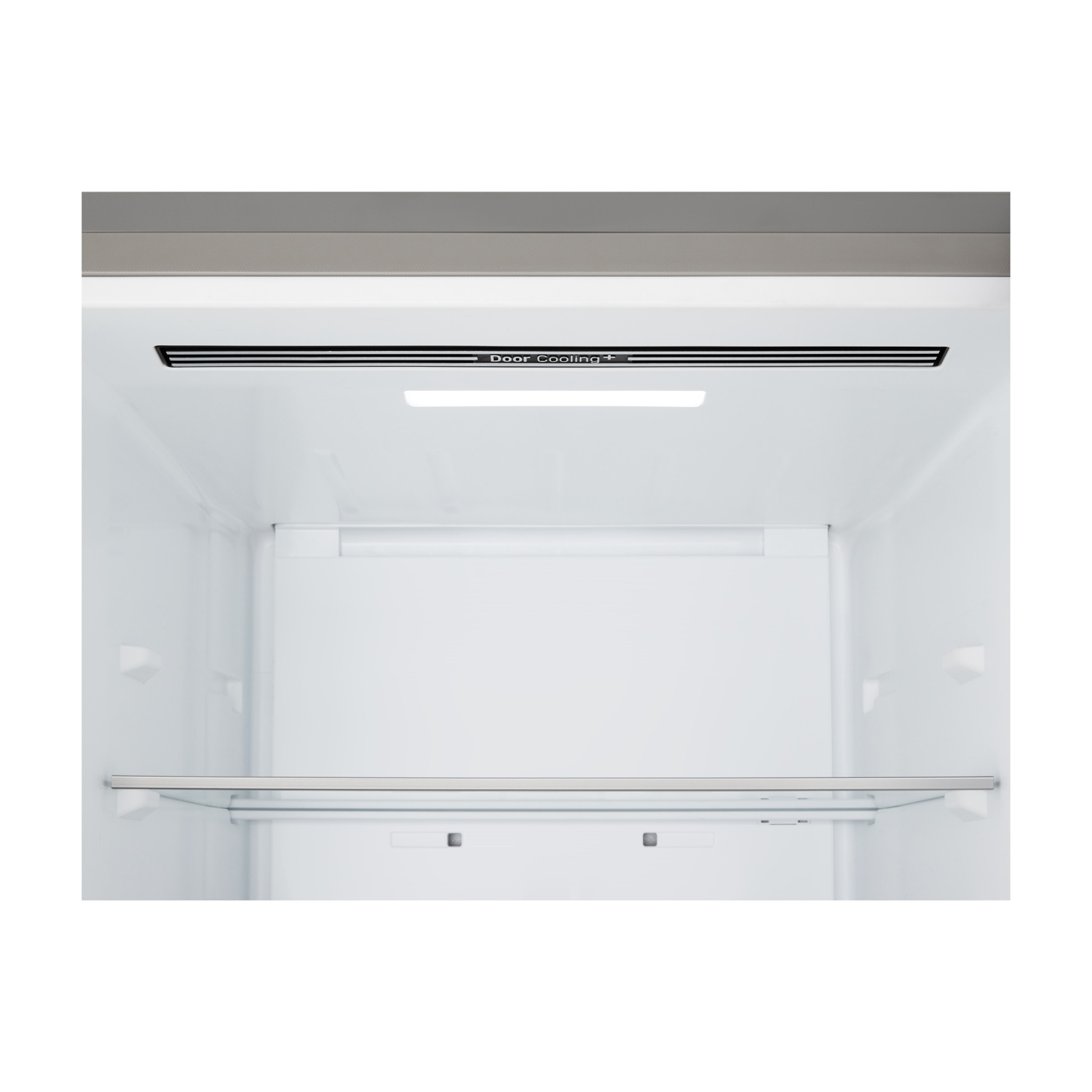 All'interno di un frigorifero con una presa d'aria superiore etichettata 'Door Cooling+'. C'è un ripiano e l'interno è bianco.