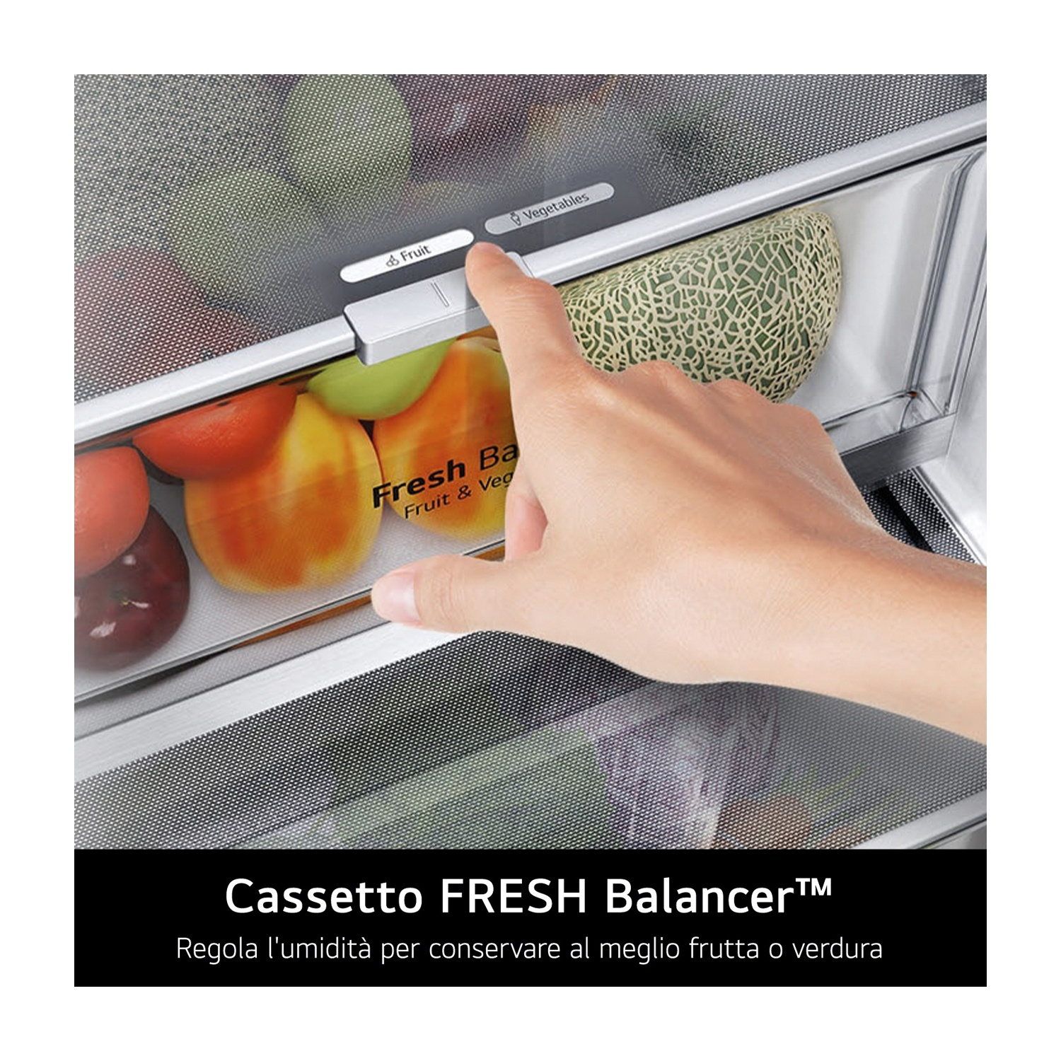 Una mano seleziona 'Frutta' su un cassetto del frigorifero. All'interno ci sono frutti. Un melone è nella sezione verdure.