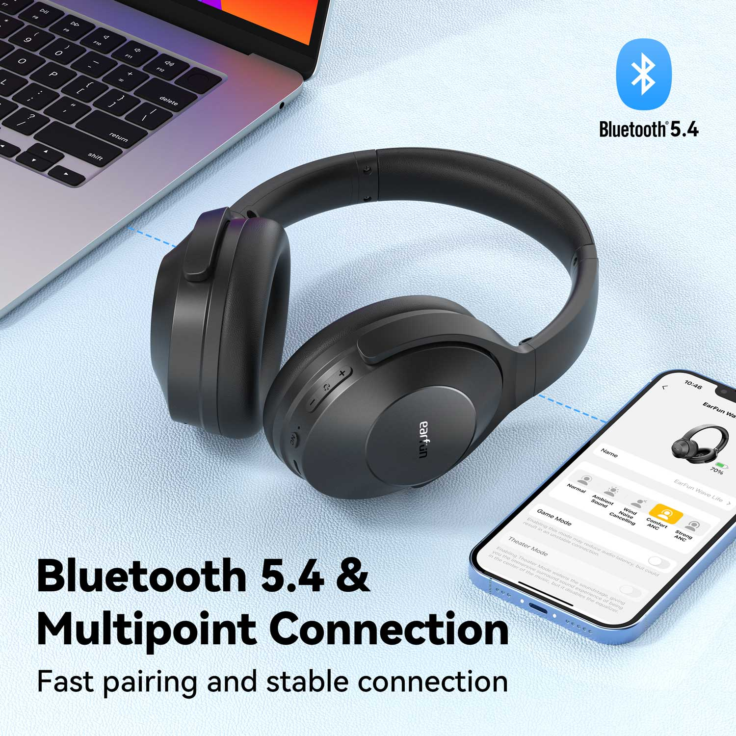 Fekete fejhallgató laptop és telefon mellett. Bluetooth 5.4 logó. Szöveg: Bluetooth 5.4 & Multipoint Connection. Gyors párosítás.