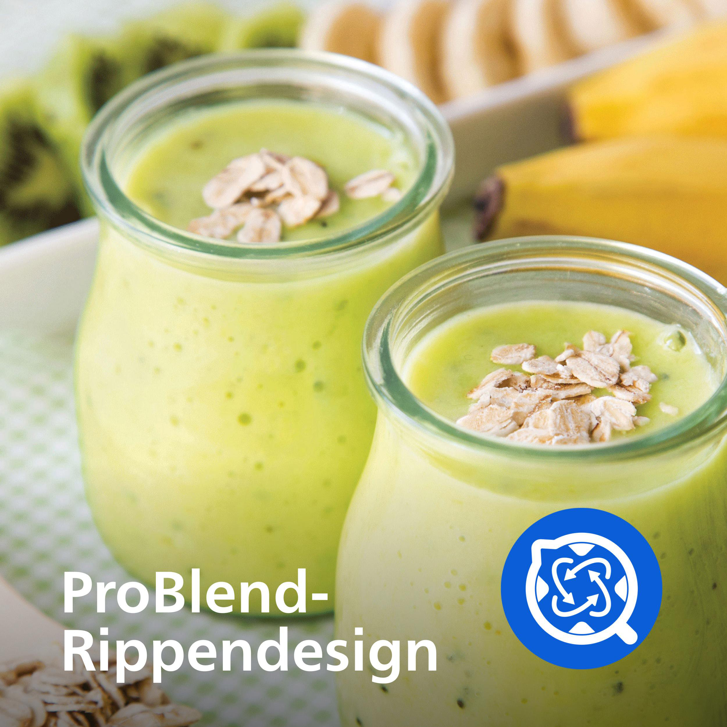 Zwei grüne Smoothies in Gläsern mit Haferflocken-Topping. Im Hintergrund sind Früchte wie Kiwi und Banane zu sehen.