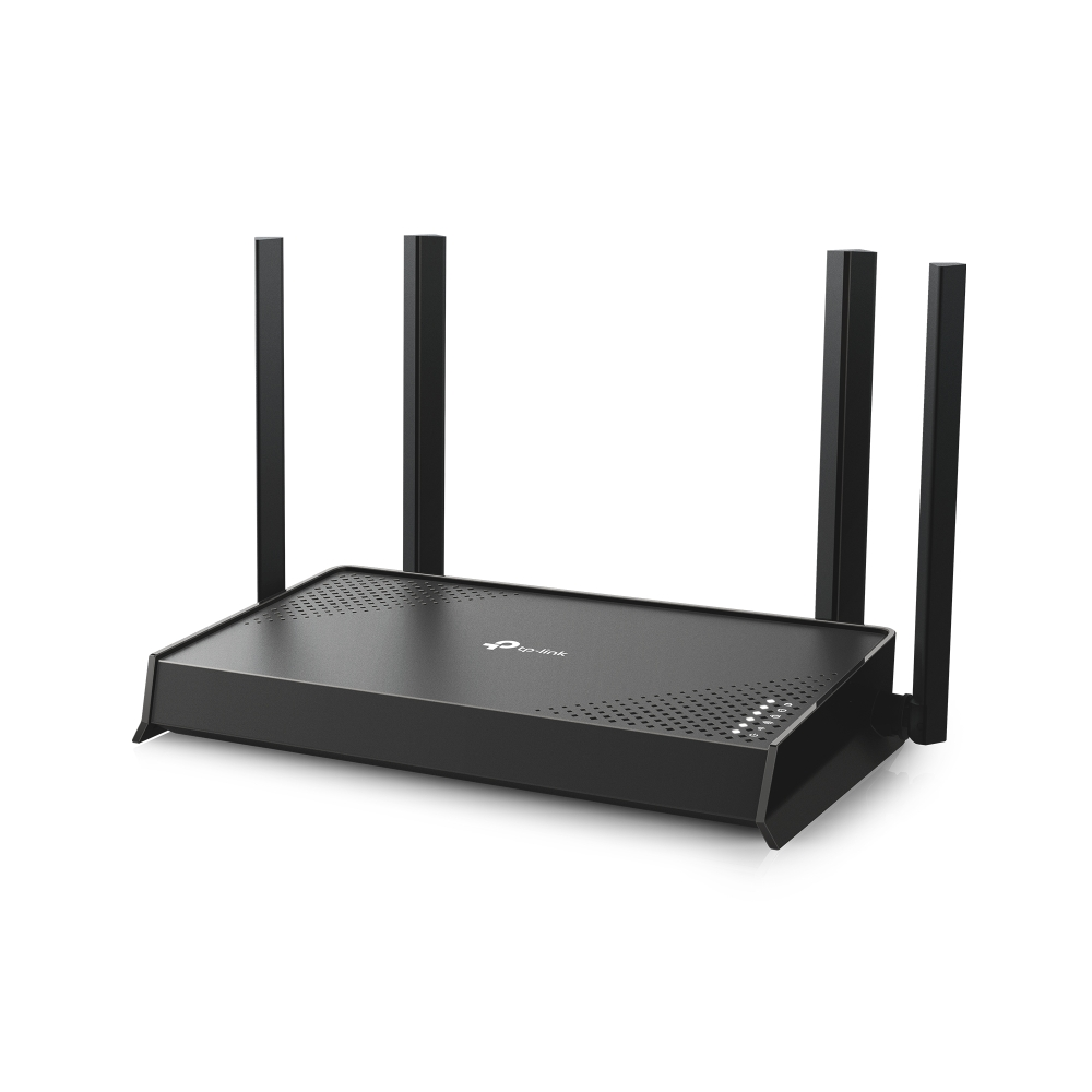 Dört siyah antenli siyah bir TP-Link yönlendirici. Beyaz bir yüzeyde duruyor. Yönlendiricinin üstünde ve önünde küçük delikler var.