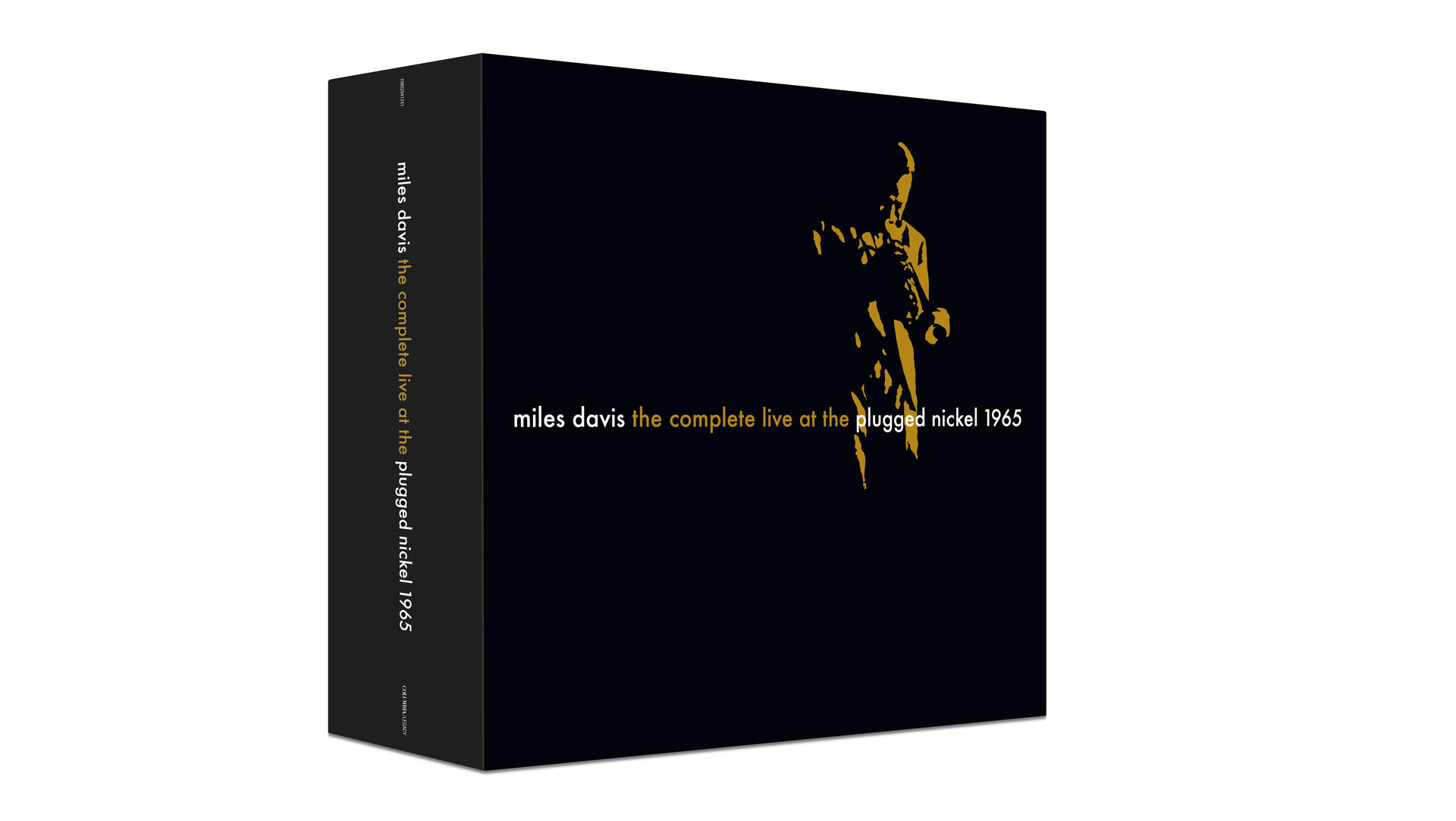 Miles Davis 'The Complete Live at the Plugged Nickel 1965' album borítója. Arany figura fekete háttérrel.
