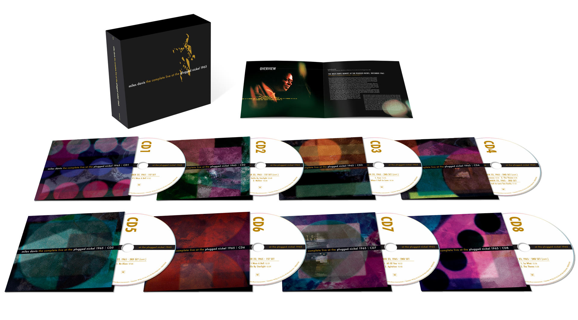 Miles Davis albumkészlet. Tartalmaz egy fekete dobozt, CD-ket és egy nyitott füzetet. A CD-k fehérek, színes borítókkal.