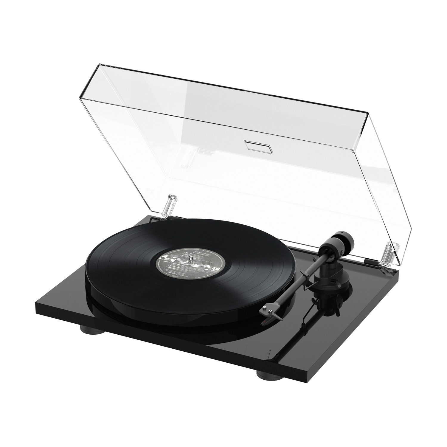 Un giradischi nero con un disco in vinile. Un coperchio trasparente è aperto. Il giradischi è su sfondo bianco.