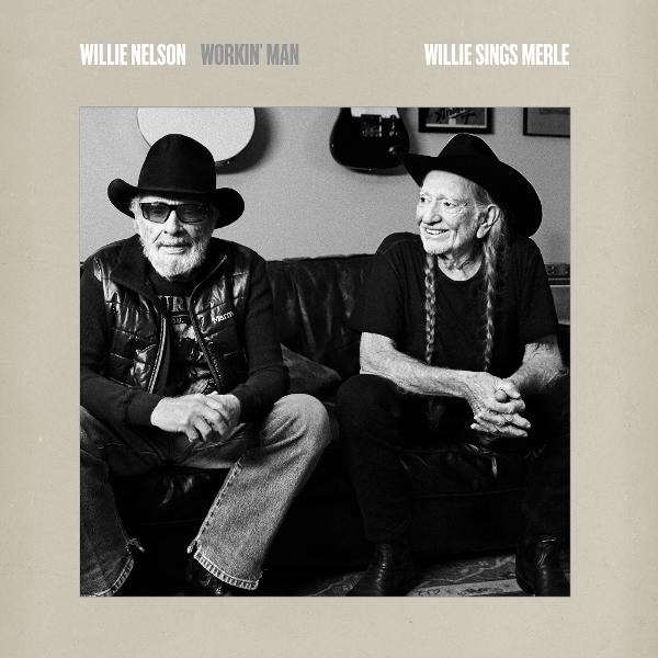 Fekete-fehér fotó Willie Nelsonról és egy másik férfiról a kanapén ülve. Mindketten kalapot viselnek, és a kamerába néznek.