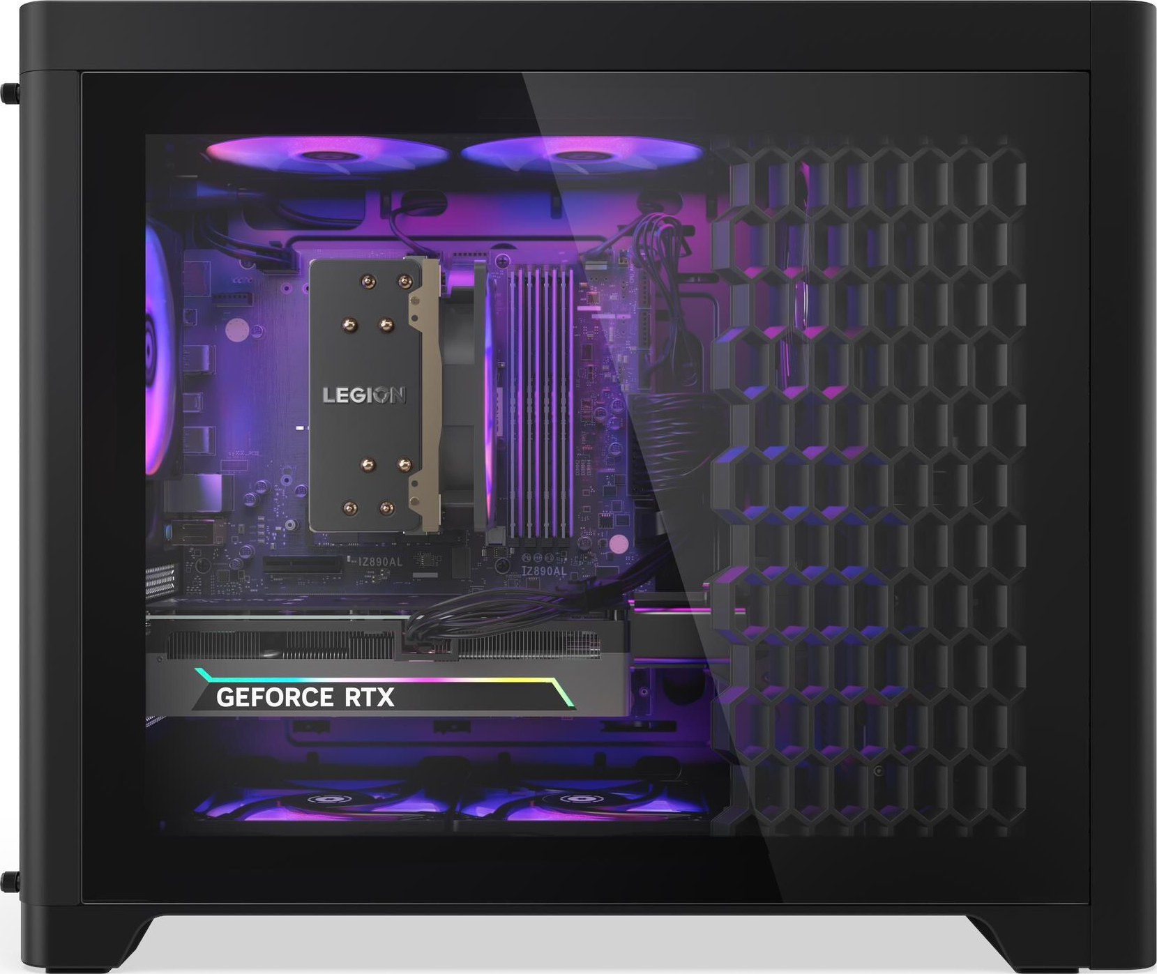 Un computer desktop con un pannello laterale in vetro, che mostra componenti interni come una GPU e un dissipatore CPU, illuminati da luci viola.