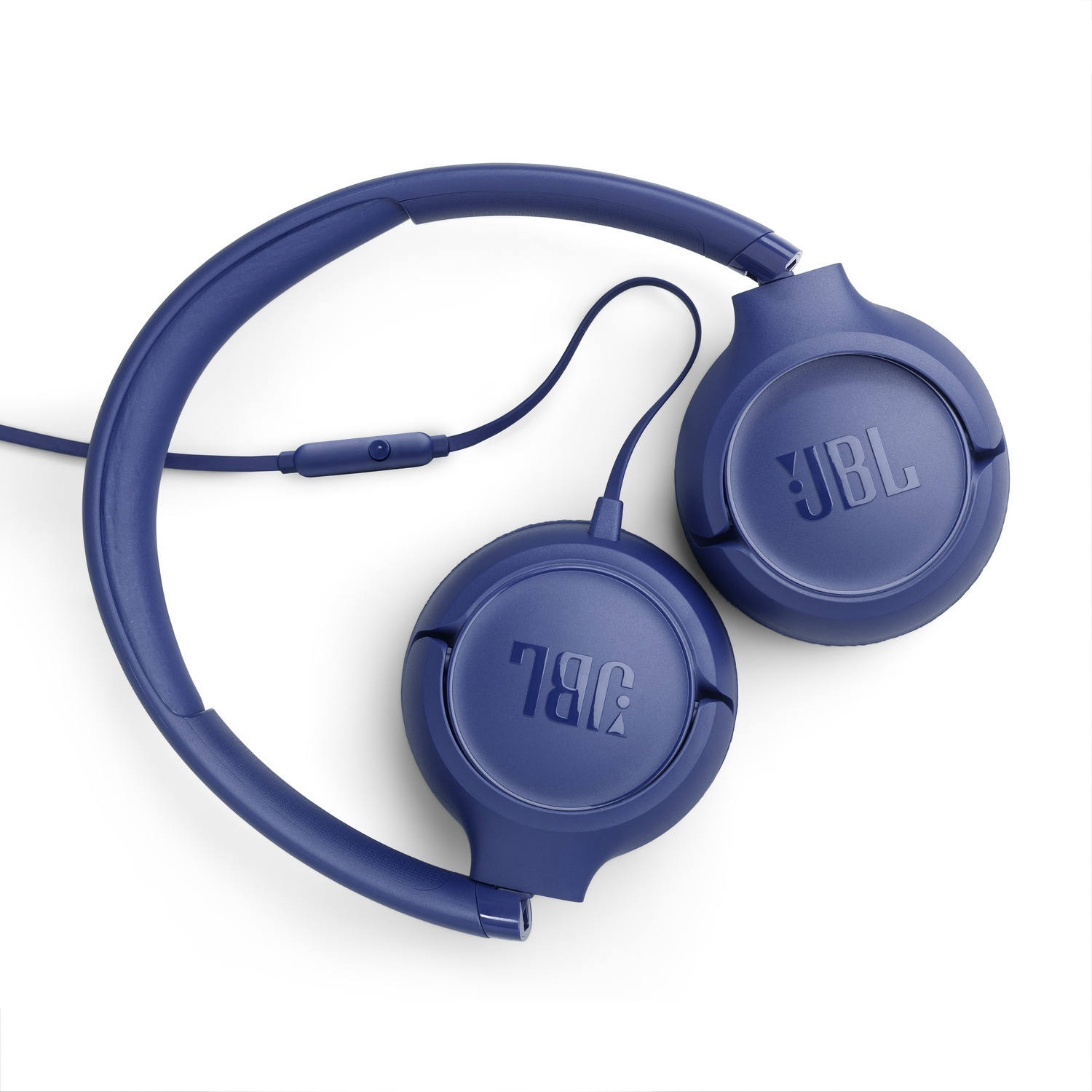Blauwe JBL-koptelefoon op een witte achtergrond. De koptelefoon is een over-ear model met een gebogen hoofdband en een verbindingsdraad.