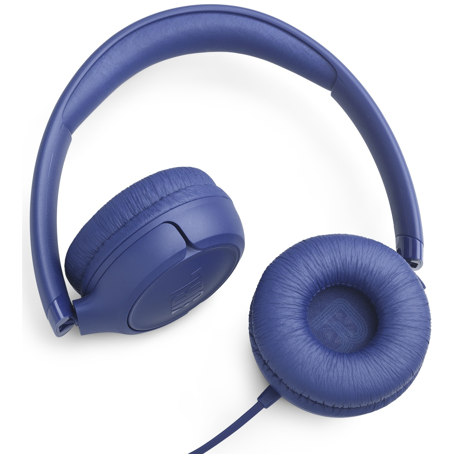 Blauwe JBL-koptelefoon. De over-ear koptelefoon ligt op een wit oppervlak, de linkeroorschelp is losgemaakt. De kabel is zichtbaar.