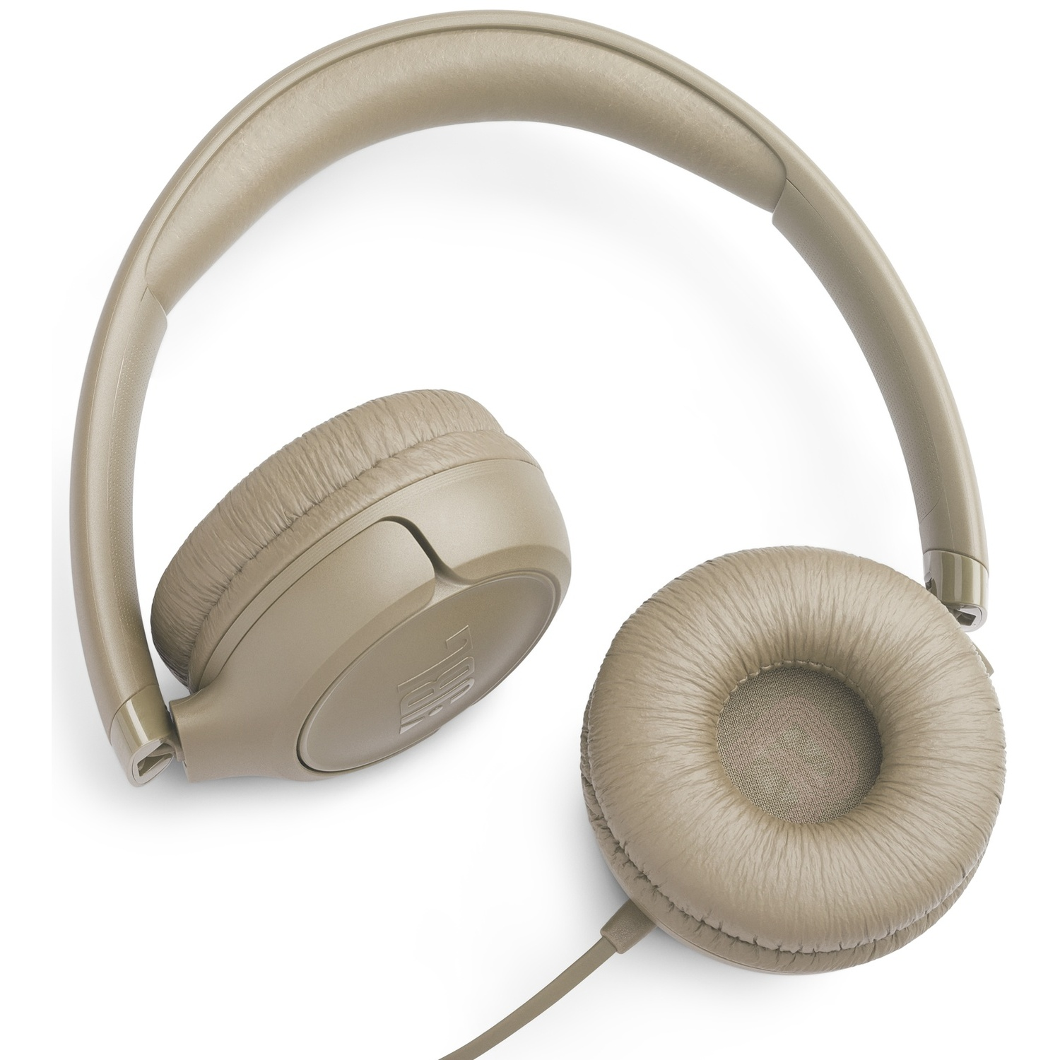 Over-ear hoofdtelefoon, bruin van kleur, op een witte achtergrond. De oorschelpen en de hoofdband zijn zichtbaar. Het JBL-logo staat op een oorschelp.