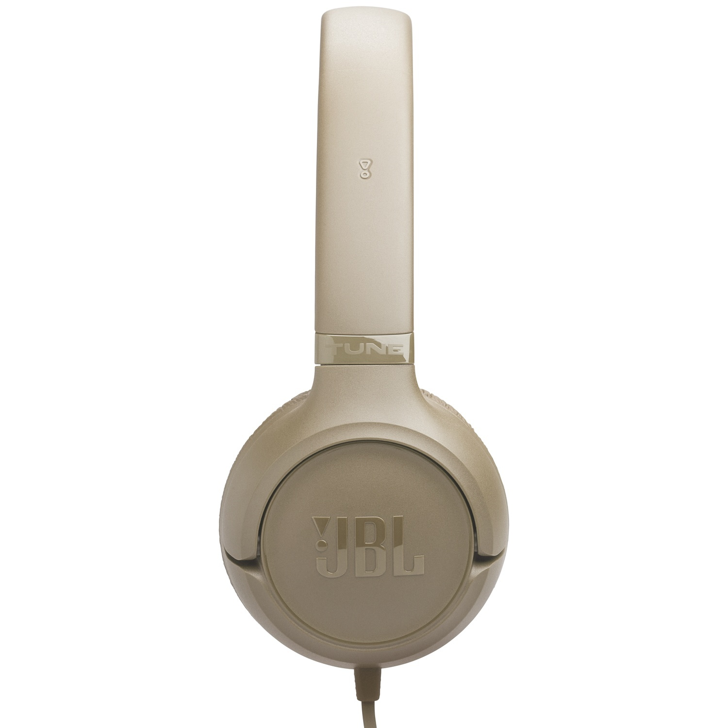 Beige JBL Tune 500 koptelefoon, vooraanzicht. Het logo van het merk is zichtbaar op de oorschelp. Een kabel loopt van onderen.