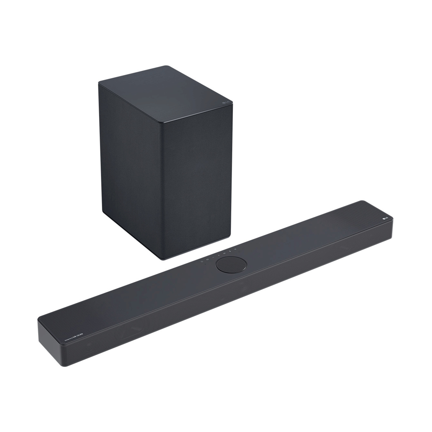 Una soundbar e un subwoofer neri su sfondo bianco. La soundbar è lunga e rettangolare. Il subwoofer è un cubo.