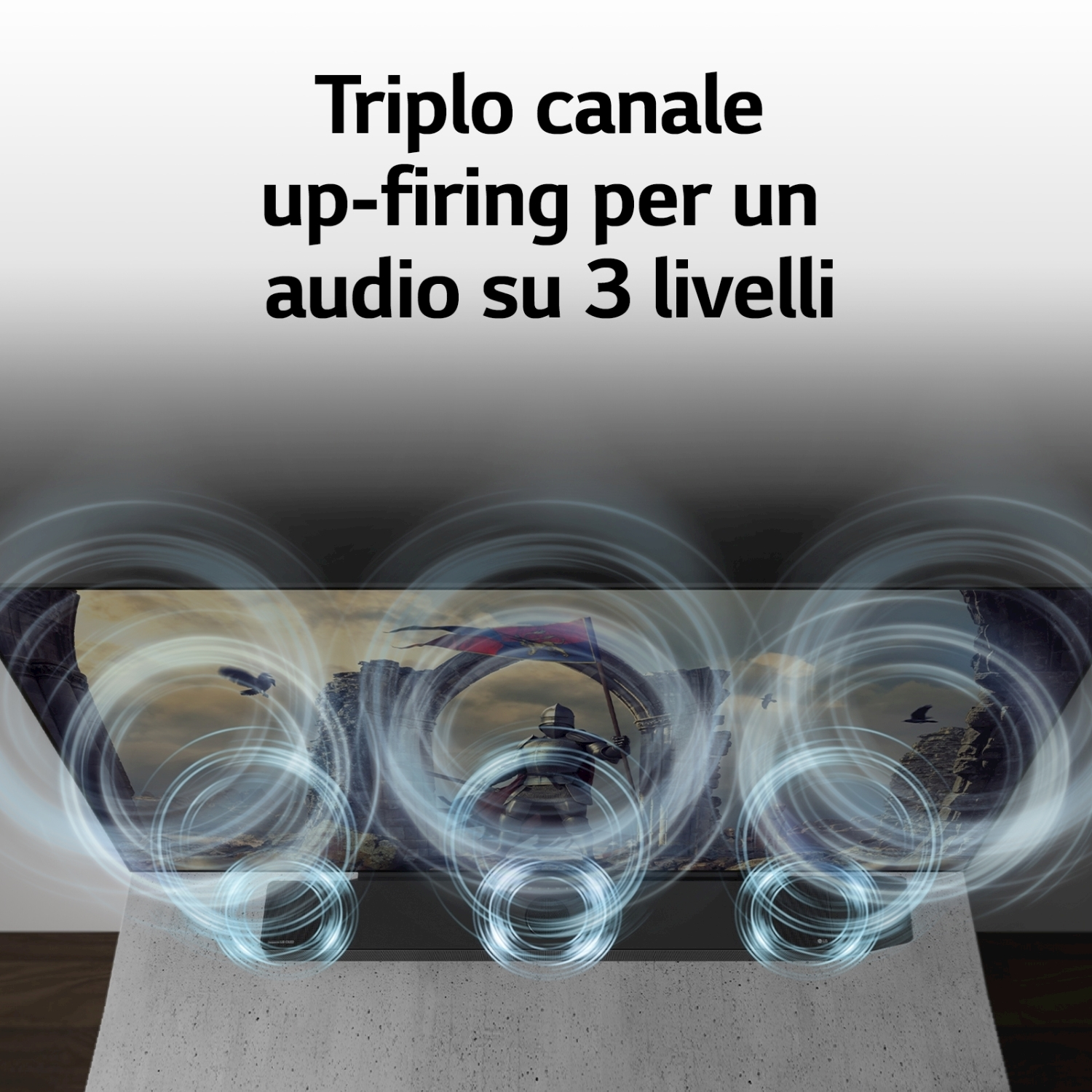 Una TV mostra una scena medievale. Grafica di onde sonore blu emana dalla TV. Testo in italiano.