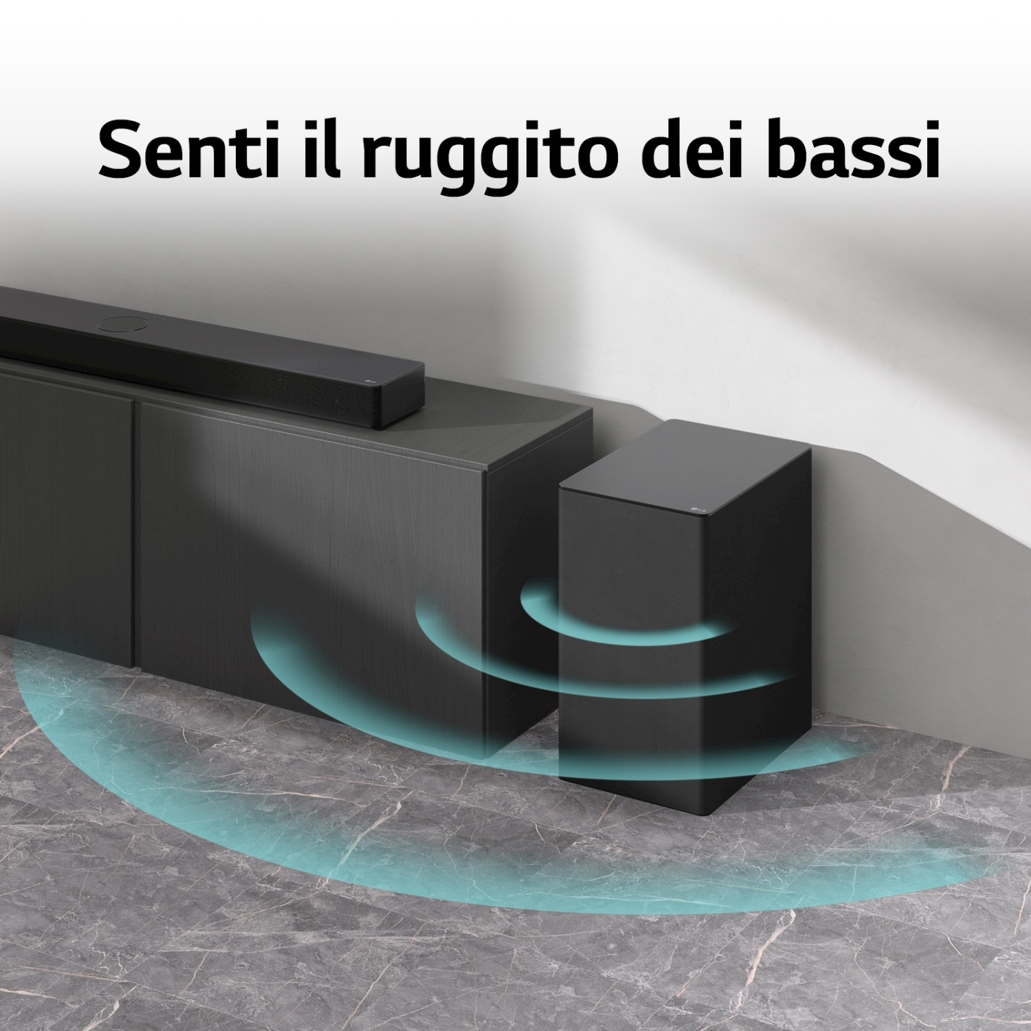 Una soundbar e un subwoofer neri su un mobile scuro. Onde sonore blu emanano dal subwoofer su un pavimento di marmo.
