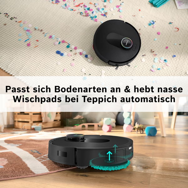 Ein schwarzer Roboter-Staubsauger auf einem Teppich, mit Konfetti verstreut. Der Staubsauger hat ein angehobenes Reinigungspad. Der Text besagt, dass er sich anpasst.