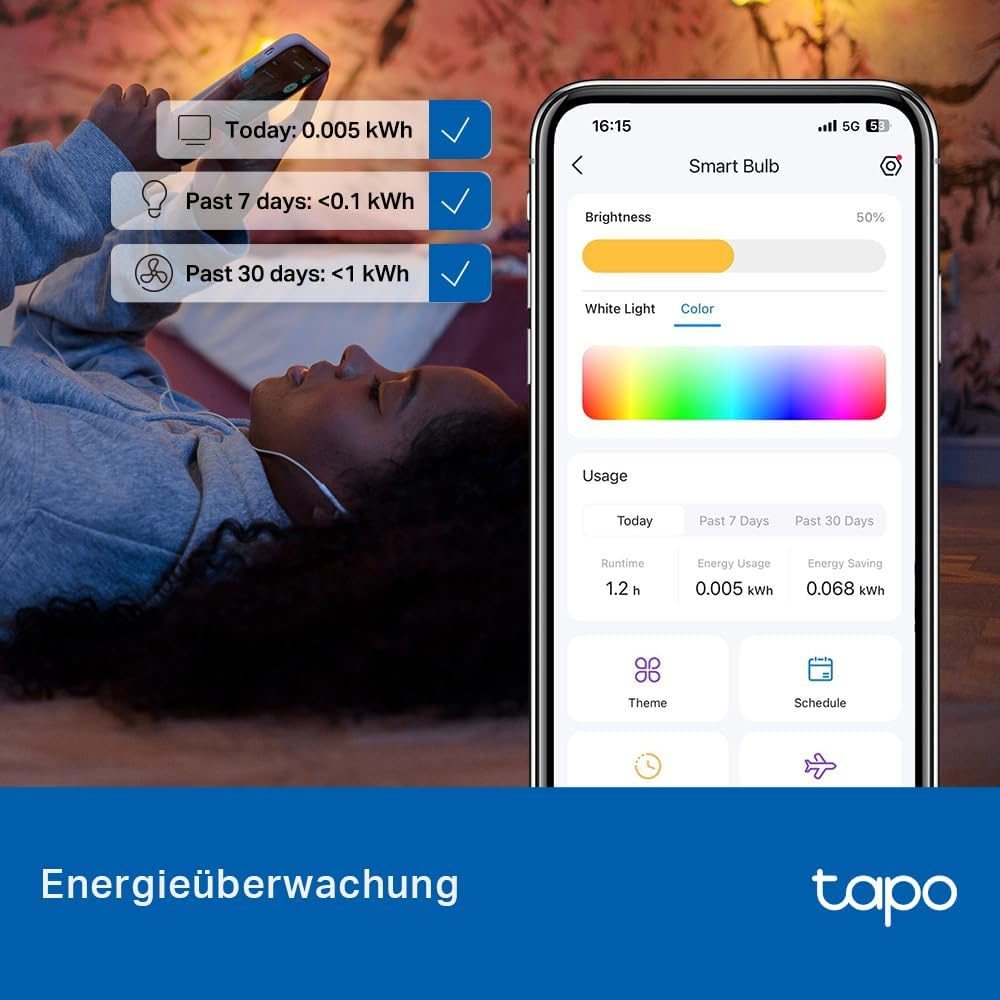 Eine Person nutzt ein Telefon mit einer Smart-Bulb-App, die den Energieverbrauch anzeigt. Unten befindet sich ein Tapo-Logo.