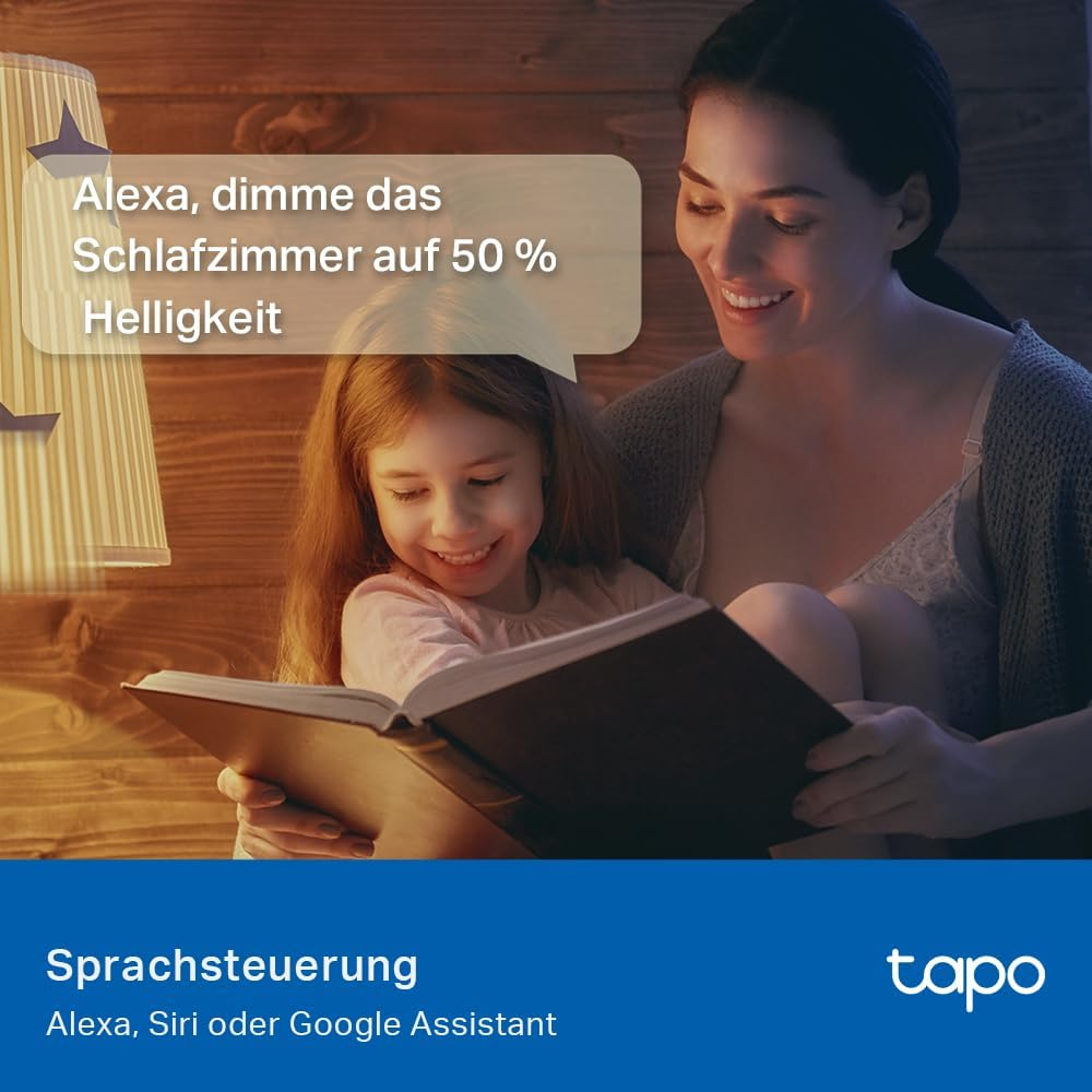 Mutter und Tochter lesen in einem Zimmer ein Buch. Eine Sprechblase sagt: Alexa, dimme das Schlafzimmer auf 50 % Helligkeit.