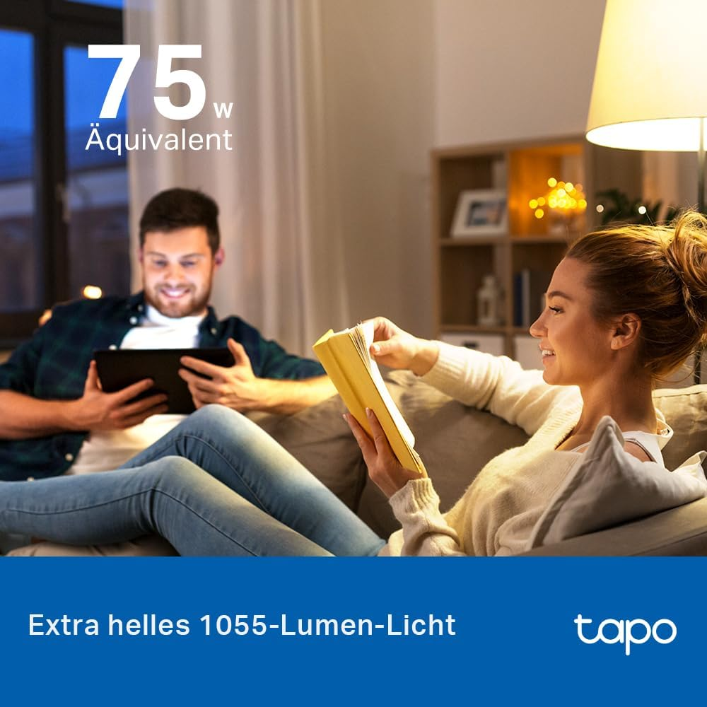 Eine Frau liest ein gelbes Buch, während ein Mann ein Tablet benutzt. Eine Lampe beleuchtet die Szene, und der Text lautet 'Extra helles 1055-Lumen-Licht'.