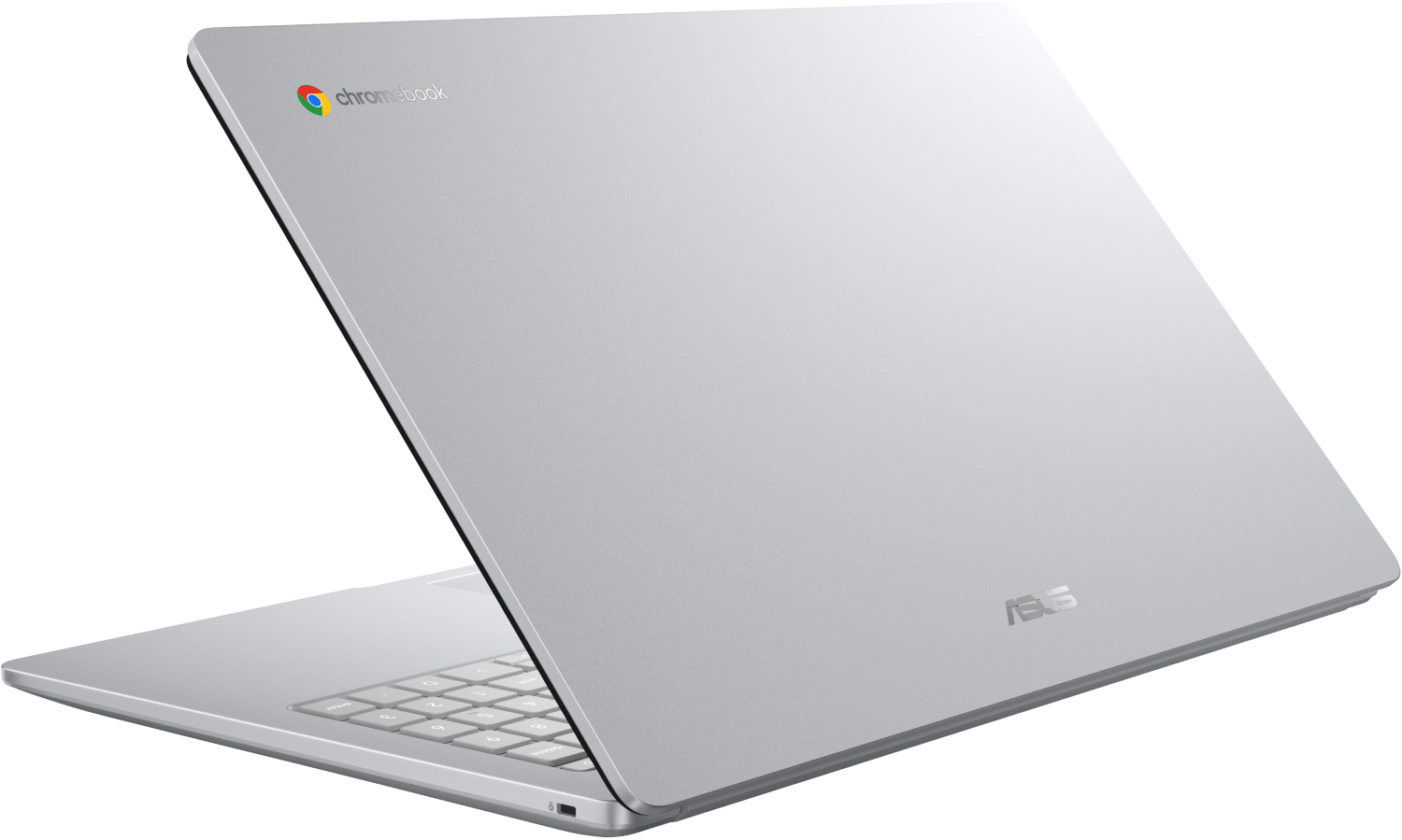 Una computadora portátil ASUS Chromebook plateada está abierta sobre un fondo blanco. La pantalla está ligeramente abierta, mostrando el teclado. El logotipo de Chromebook es visible.