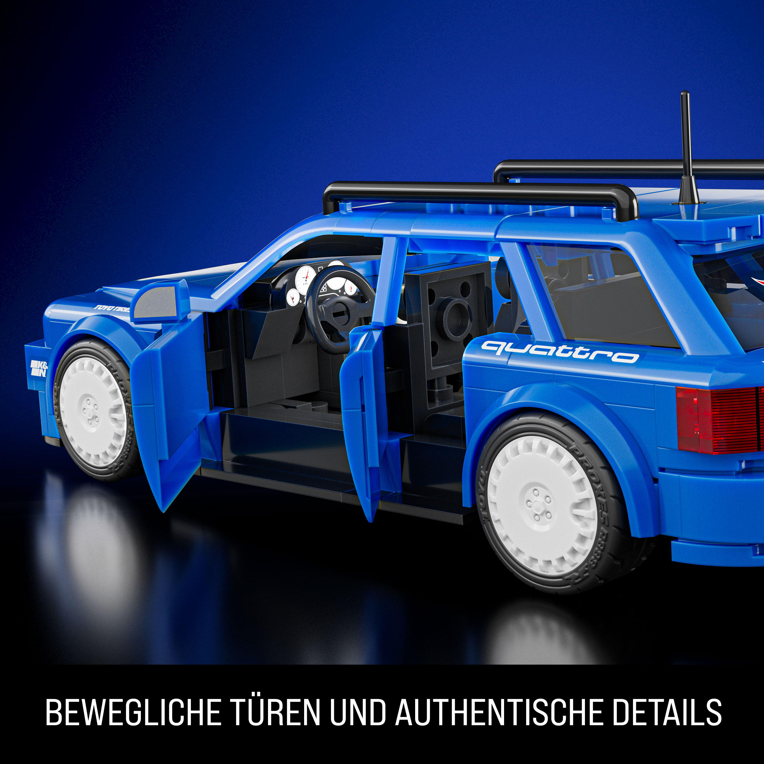 Ein blaues Spielzeugauto mit geöffneten Türen. Merkmale weiße Räder, schwarzer Innenraum, und 'quattro'.