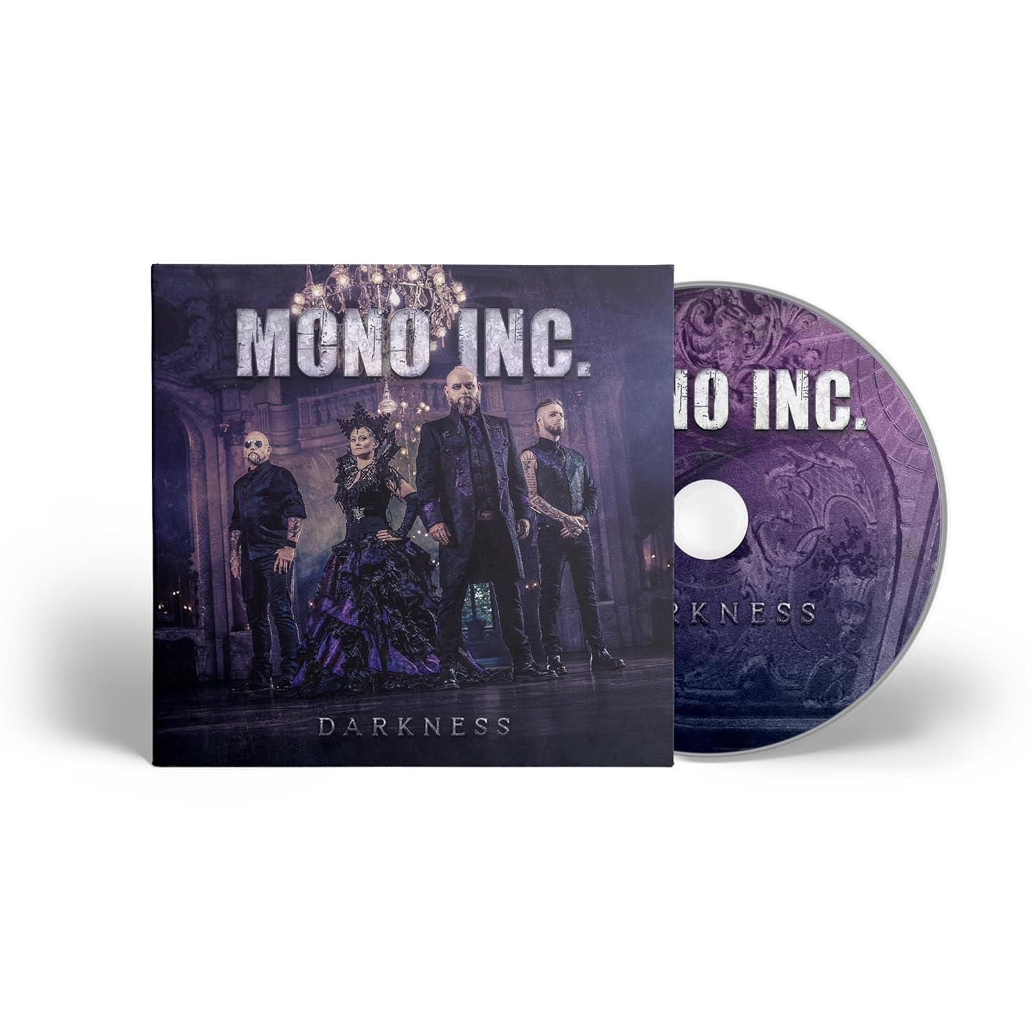 Albumcover der Band Mono Inc. Vier Bandmitglieder posieren. Der Text auf dem Cover lautet "DARKNESS" und "MONO INC.". Daneben liegt eine CD.