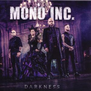 Die Band MONO INC. steht in einem gotischen Ambiente. Es sind vier Personen, eine davon in einem Kleid. Unten steht das Wort 'DARKNESS'.