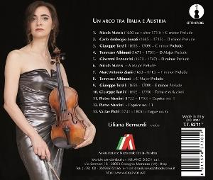 Frau in silbernem Kleid hält eine Geige. Text enthält Musikstücke und Namen. Der Hintergrund ist dunkel.