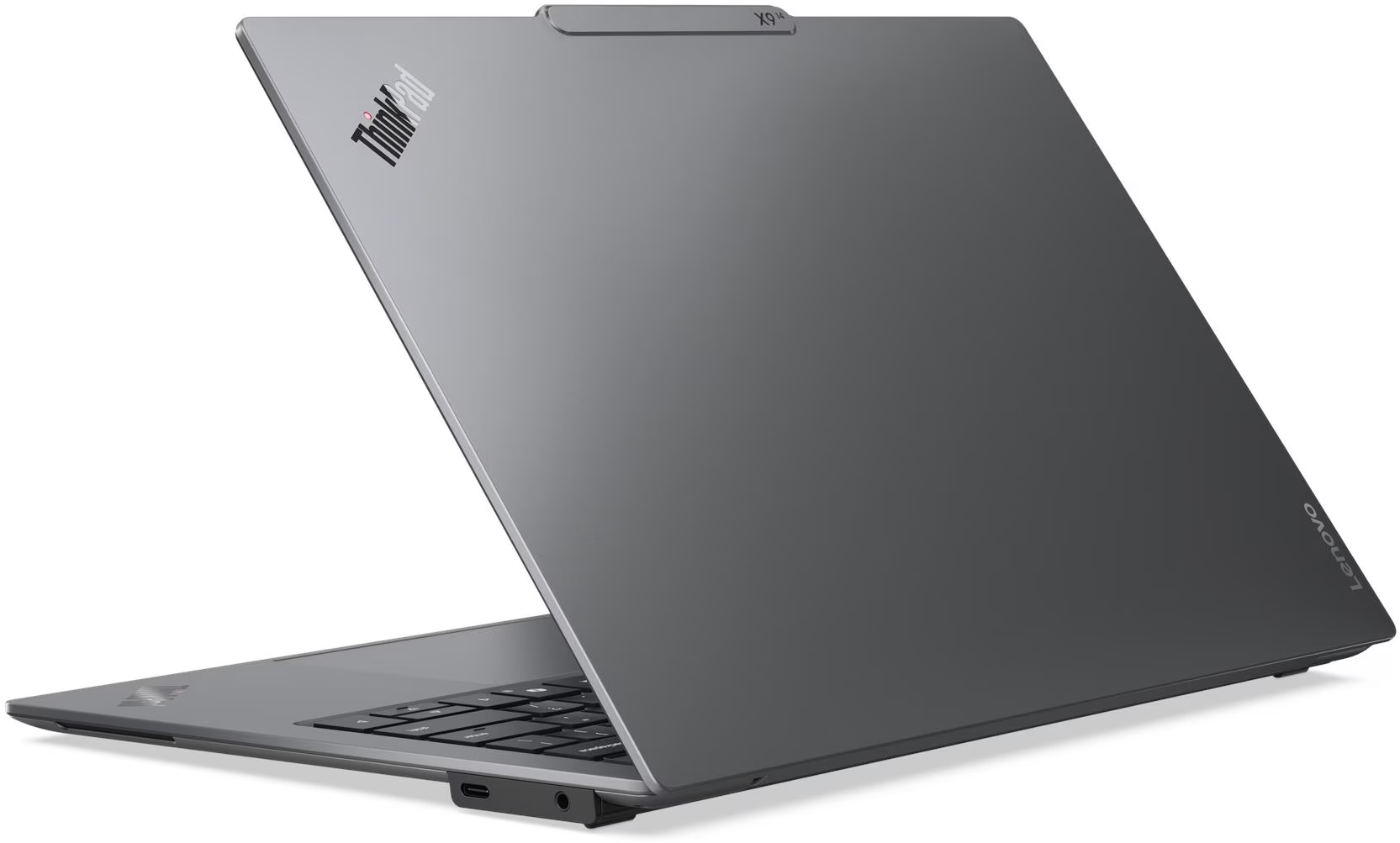 Egy szürke Lenovo ThinkPad laptop enyhén nyitva van. A billentyűzet látható. A fedélen ThinkPad és X1 Carbon feliratok találhatók.
