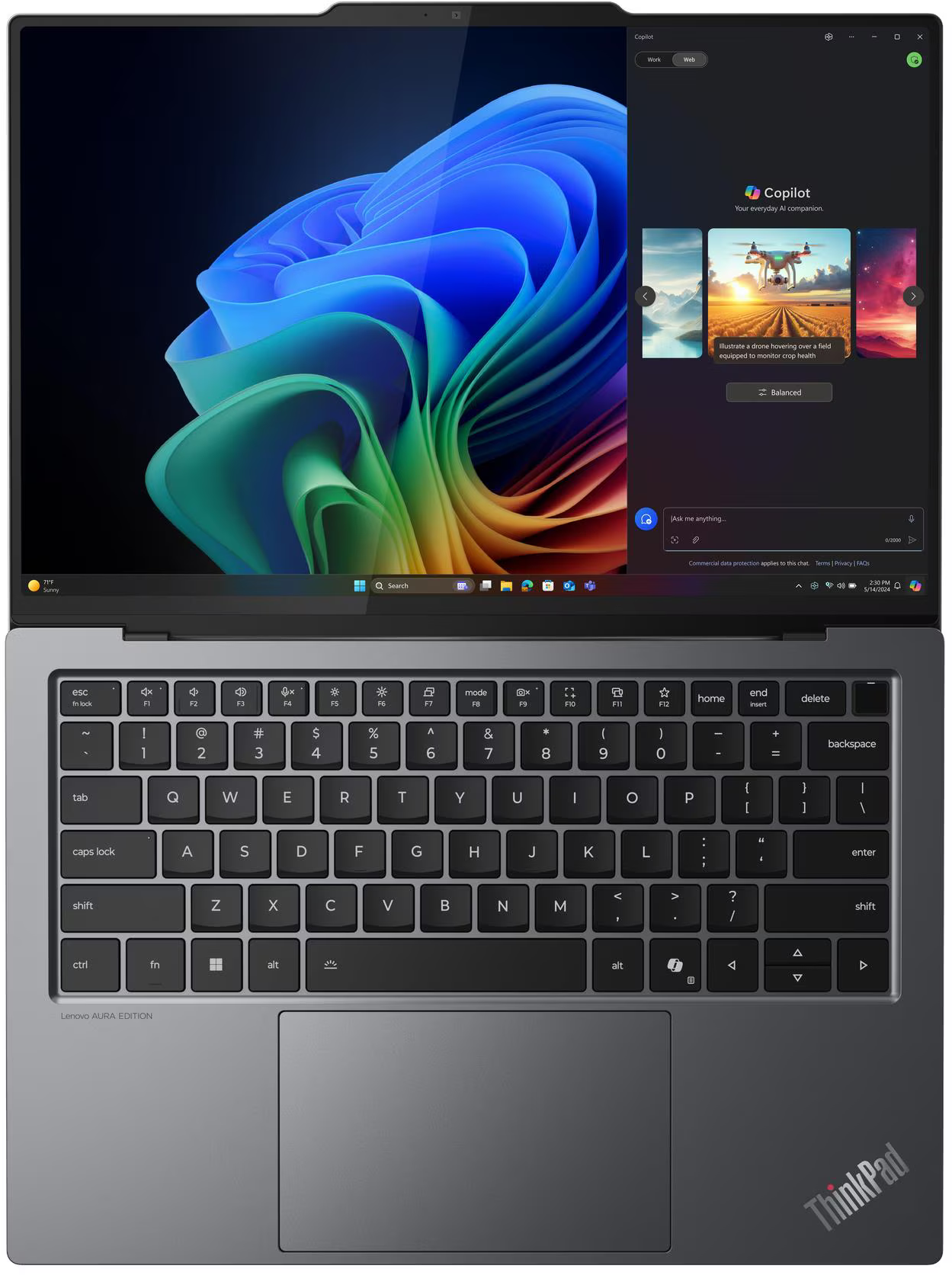 Laptop, Copilot AI-vel és drón képpel. Alatta látható a billentyűzet. Az absztrakt háttér kék és zöld.