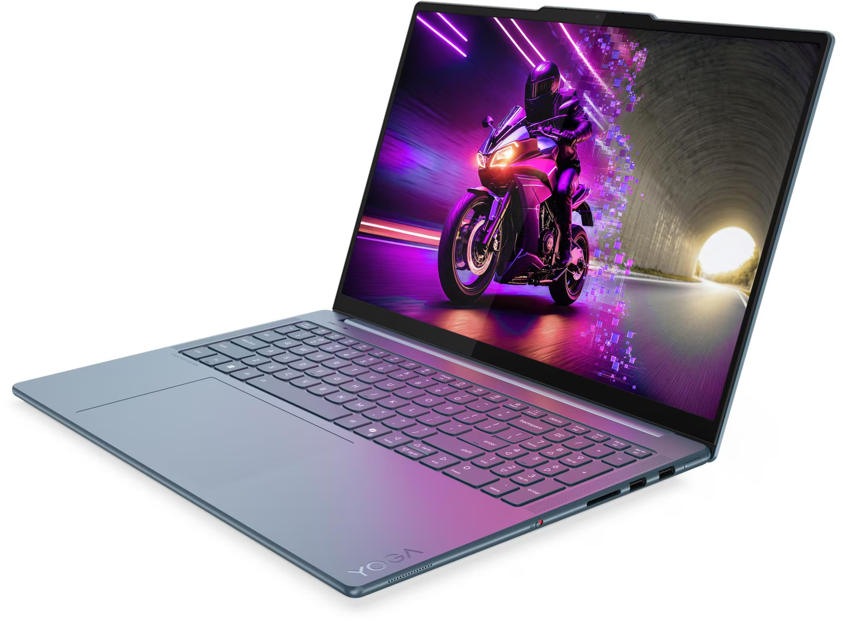 Egy laptop, melynek képernyőjén egy motoros jelenet látható. A laptop nyitva van, látható a billentyűzete és a tapipad.
