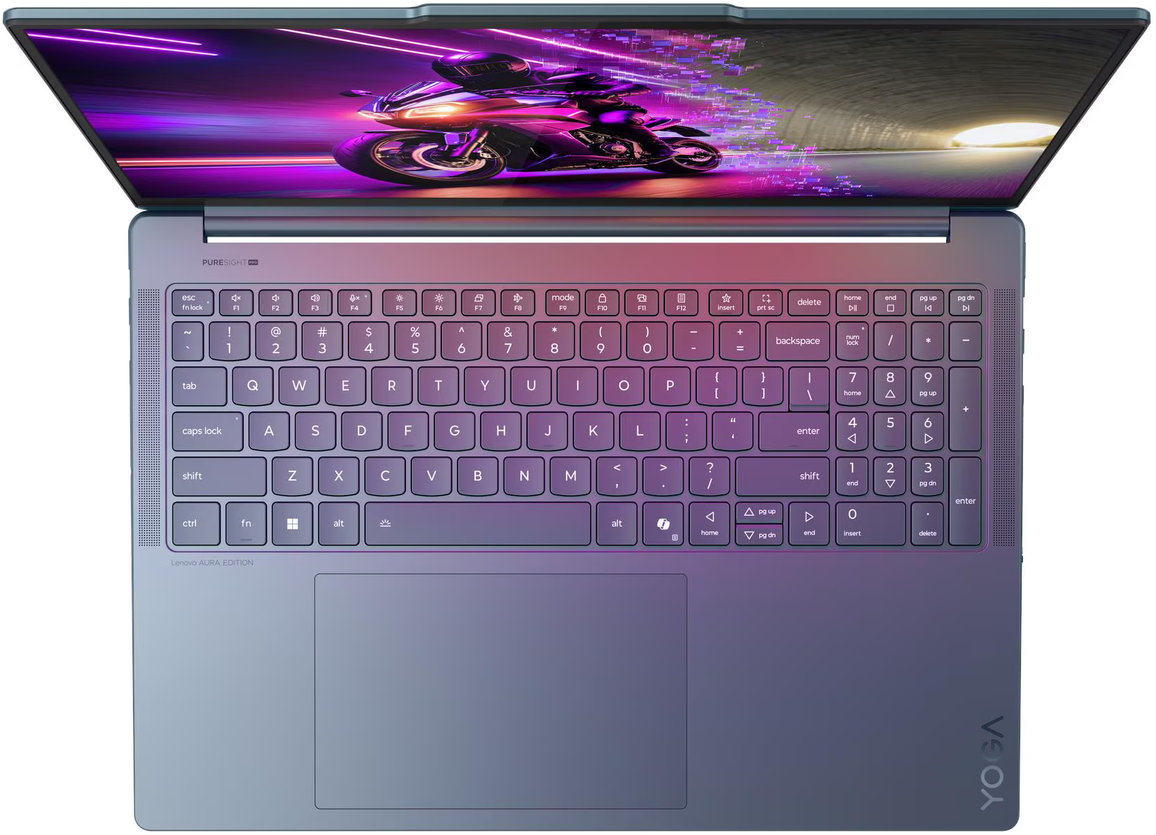 Laptop megvilágított billentyűzettel, képernyőn motor látható lila és rózsaszín háttérrel, felülnézet.