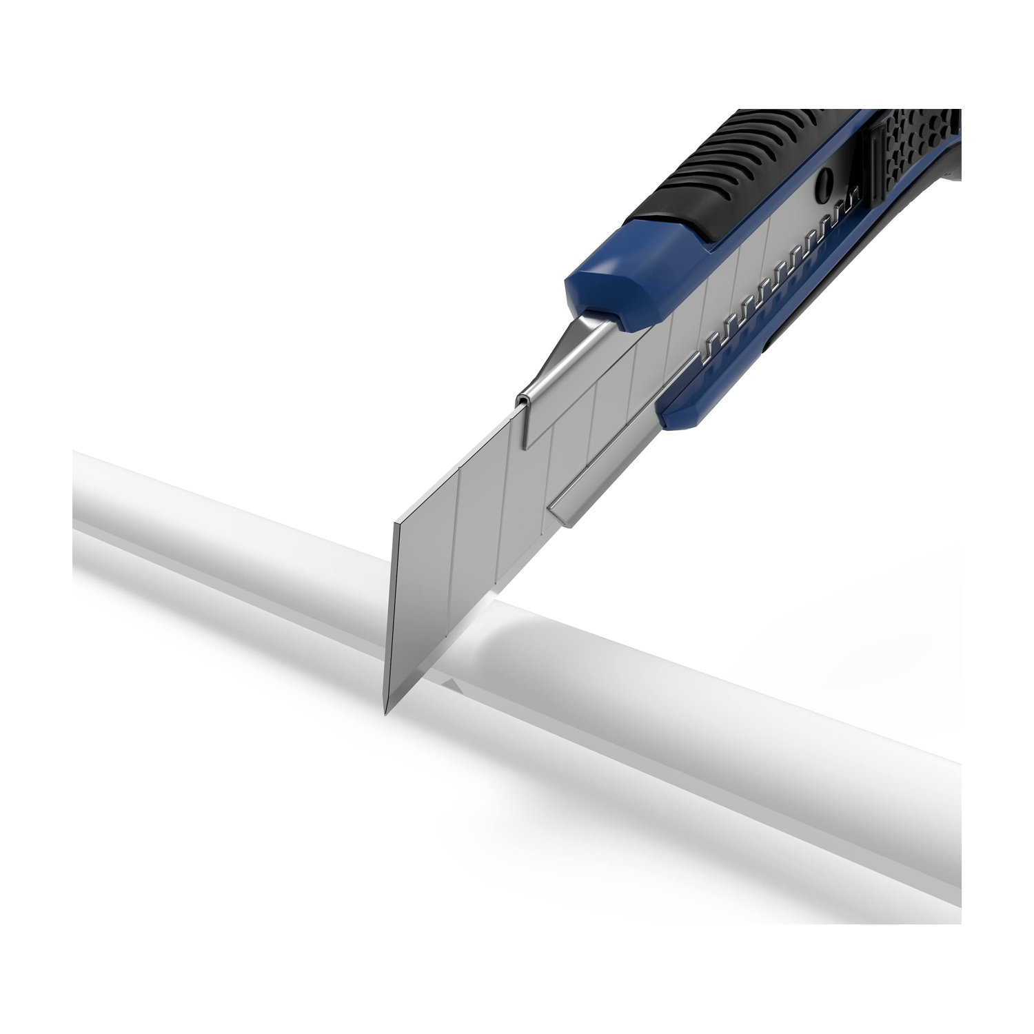Un taglierino blu e nero sta tagliando un tubo di plastica bianco su sfondo bianco.