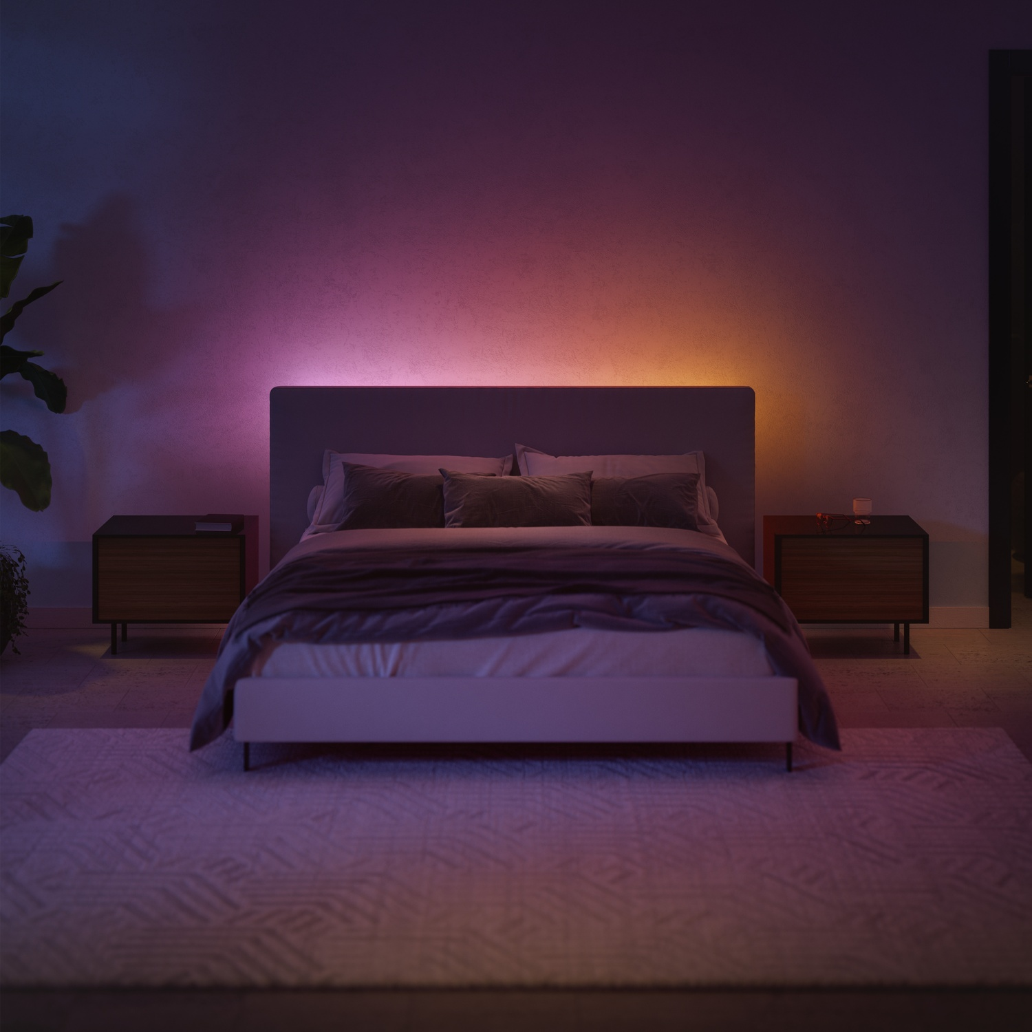 Una camera da letto con un letto, comodini e un tappeto. La stanza è illuminata fiocamente con sfumature viola e arancioni. Una pianta è nell'angolo.