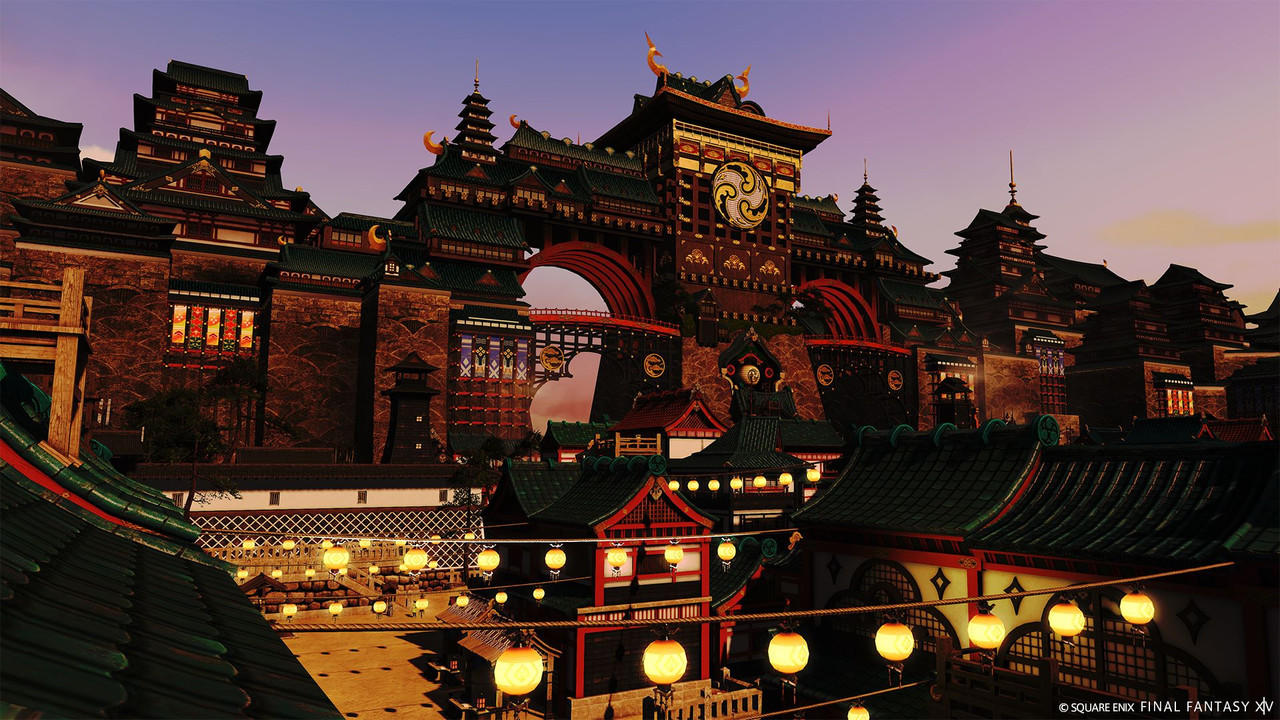 Gebäude im japanischen Stil mit Laternen und Torbögen. Sonnenuntergangshimmel im Hintergrund. Gebäude haben grüne und rote Dächer.