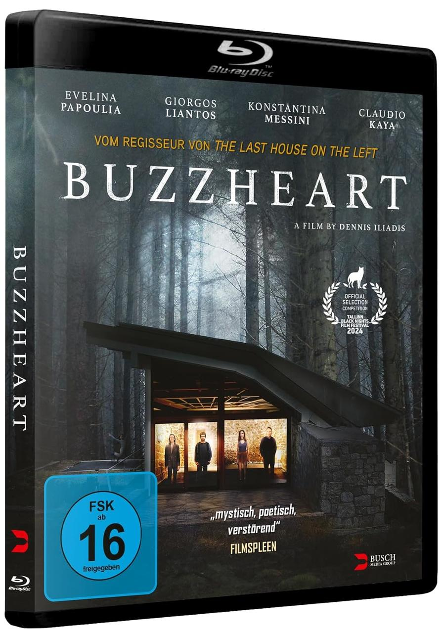 Blu-ray-Cover für 'Buzzheart'. Ein Gebäude mit Personen im Inneren befindet sich vor einem Wald. Der Titel ist groß und weiß.