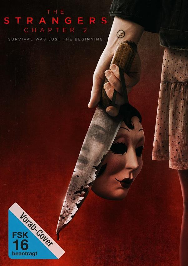 Eine Hand hält ein blutiges Messer und eine Maske. Der Filmtitel 'The Strangers: Chapter 2' steht oben, unten eine Altersfreigabe.