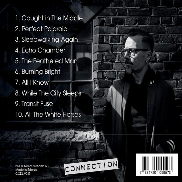 Albumcover: Mann mit Brille steht an Backsteinmauer. Titelliste sichtbar. Barcode und Albumtitel 'Connection' werden angezeigt.