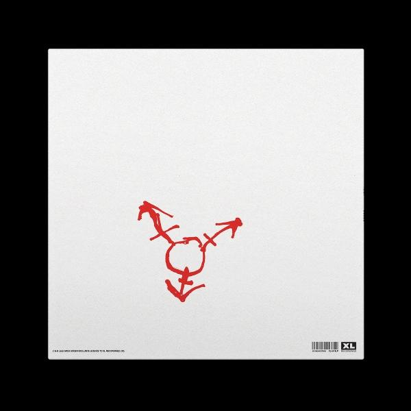 Weißer Hintergrund mit einem roten, handgezeichneten Symbol, das einem Kreis mit drei Pfeilen ähnelt. Das Symbol ist zentriert. Unten rechts: XL-Logo.